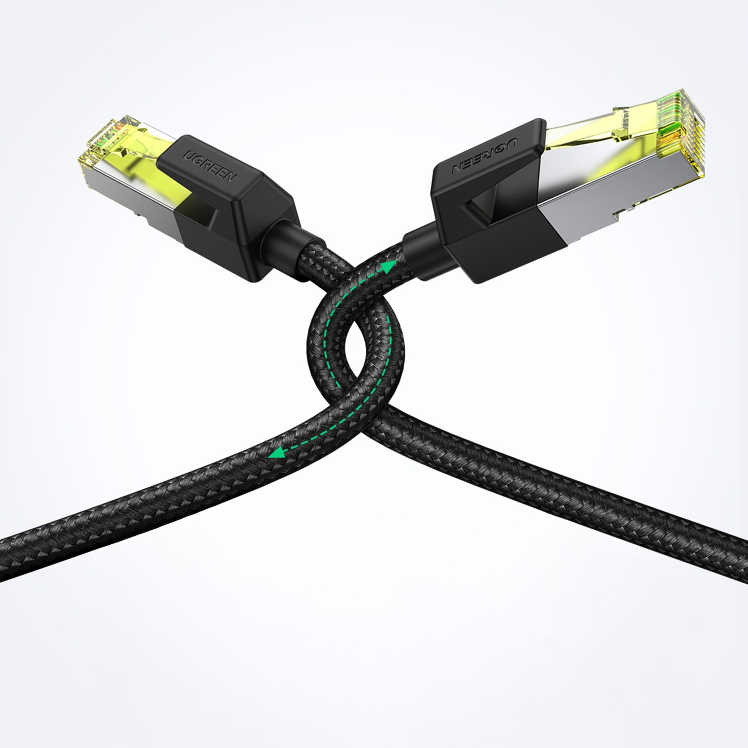 Dwa czarne i żółte kable ethernet skrzyżowane. Zielone strzałki wskazują przepływ danych. Białe tło.