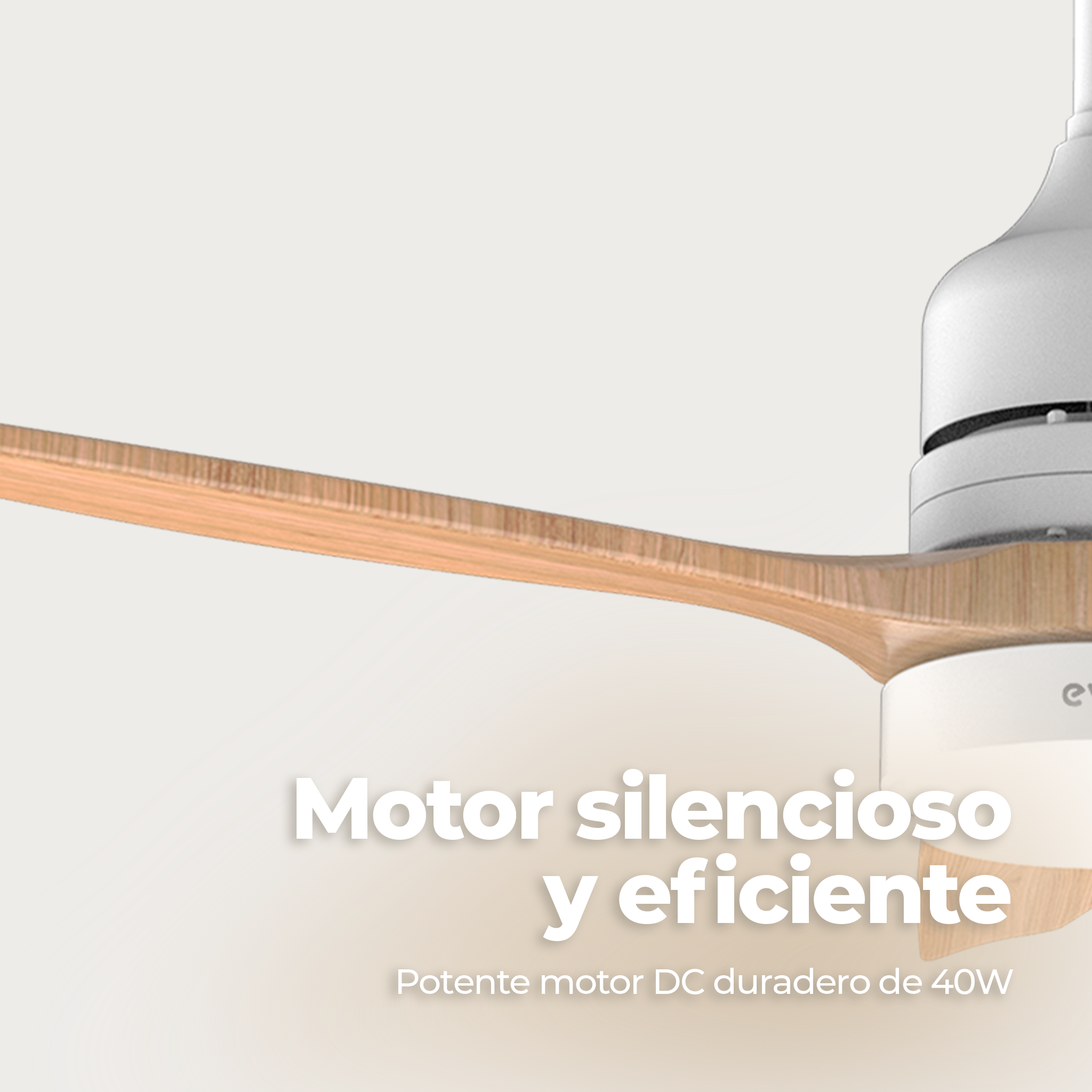 Primo piano di una pala di un ventilatore da soffitto bianca. Testo 'Motore silenzioso ed efficiente' in spagnolo.