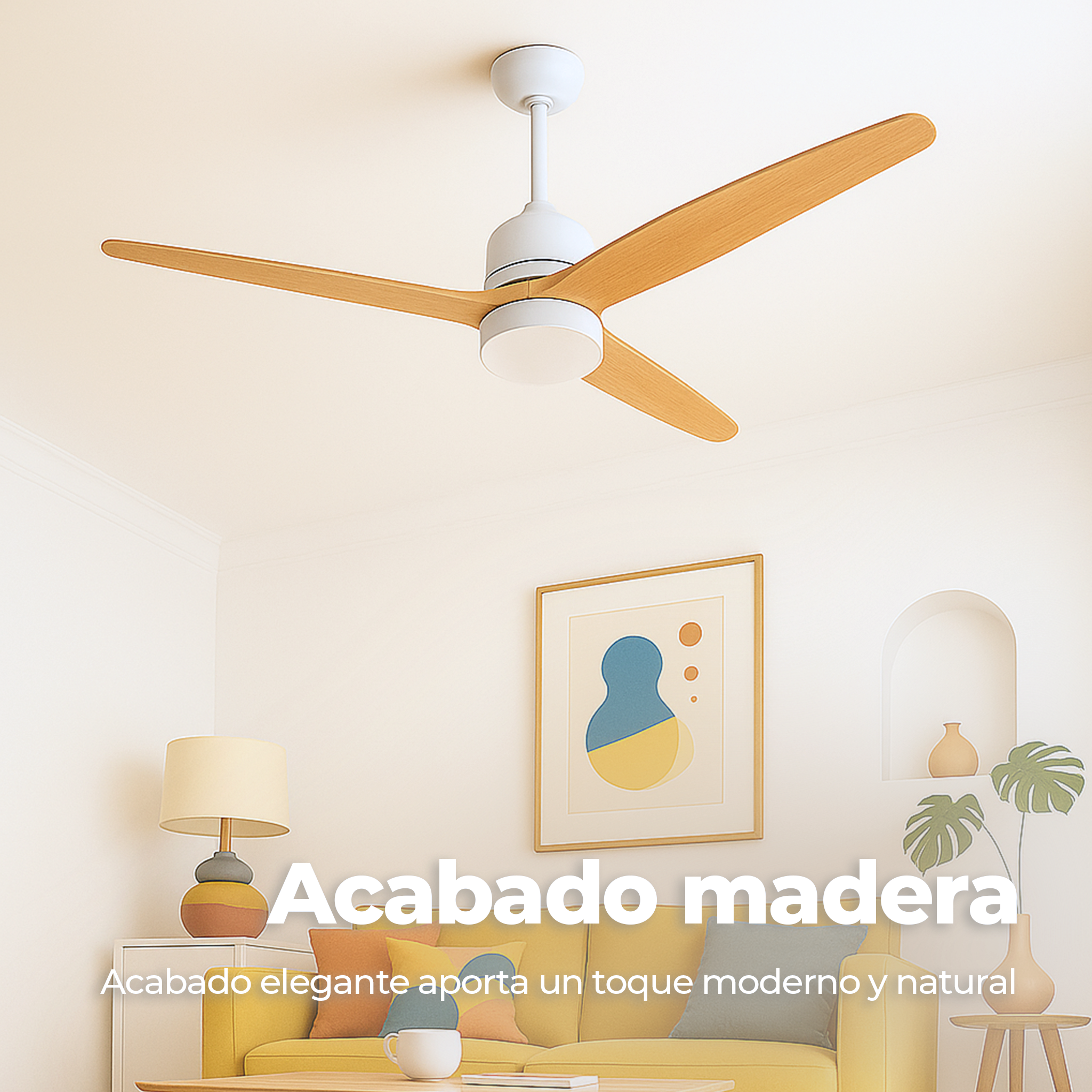 Soggiorno con divano giallo e ventilatore da soffitto con pale in legno. C'è un quadro sul muro.