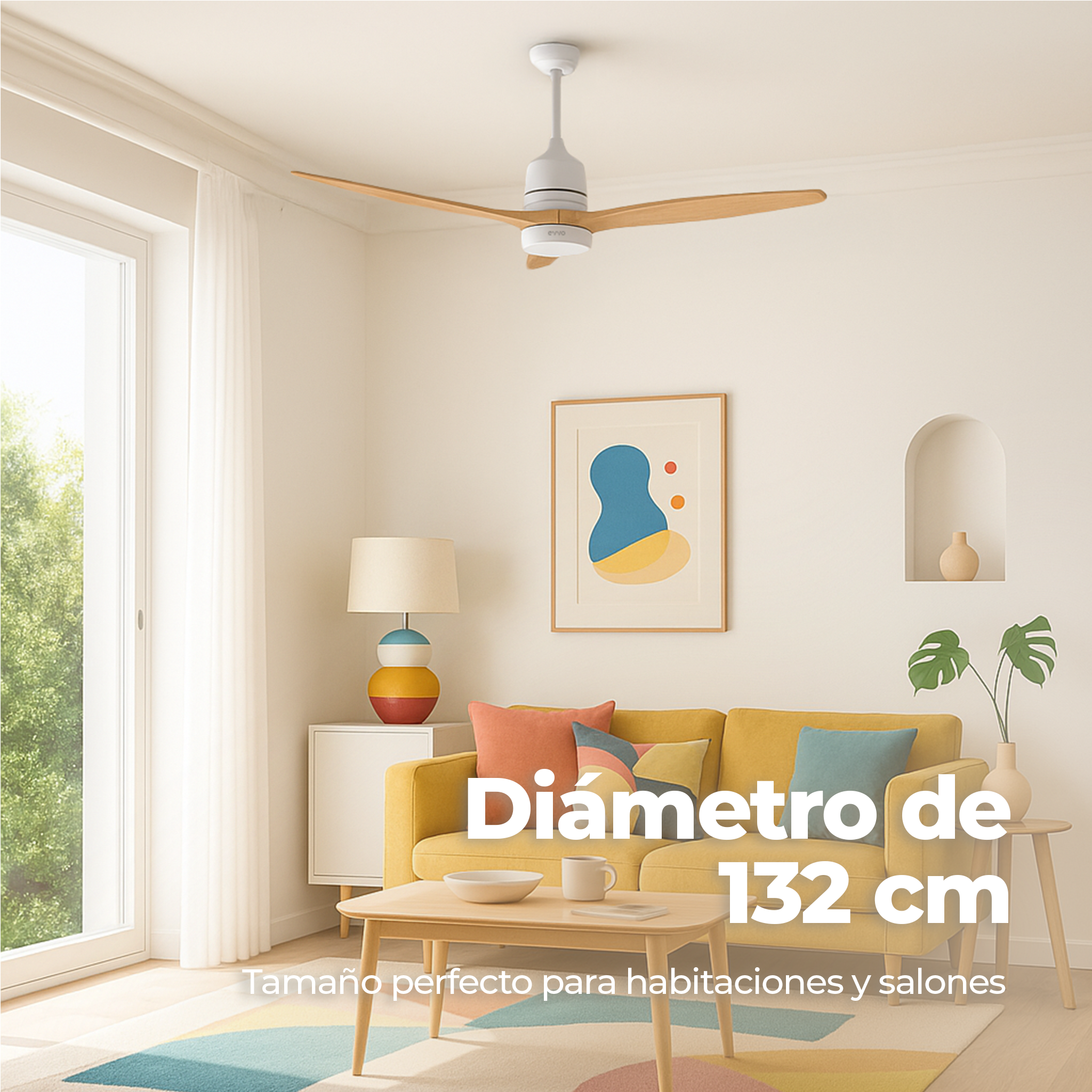 Divano giallo, tappeto colorato e ventilatore da soffitto con pale in legno in un soggiorno.