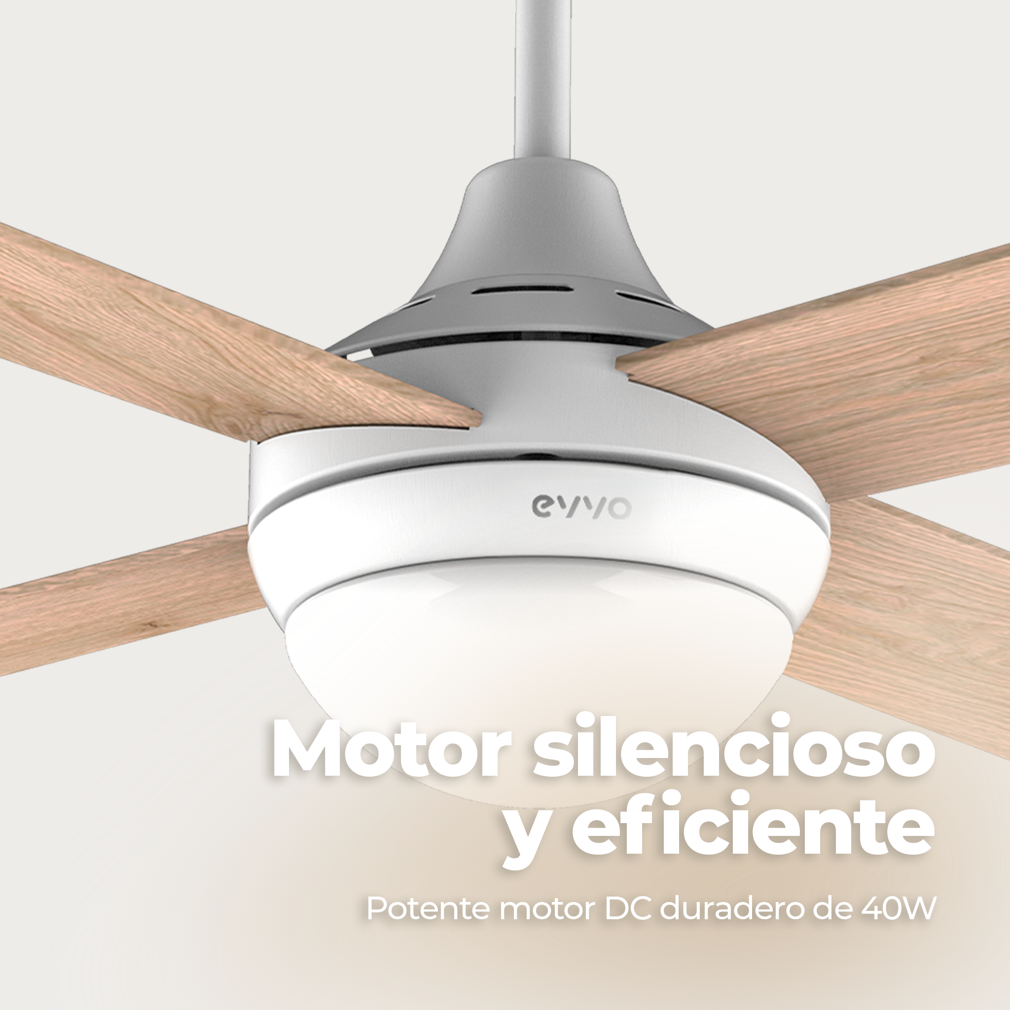 Primer plano de un ventilador de techo blanco con aspas de madera. El ventilador tiene una luz abajo.