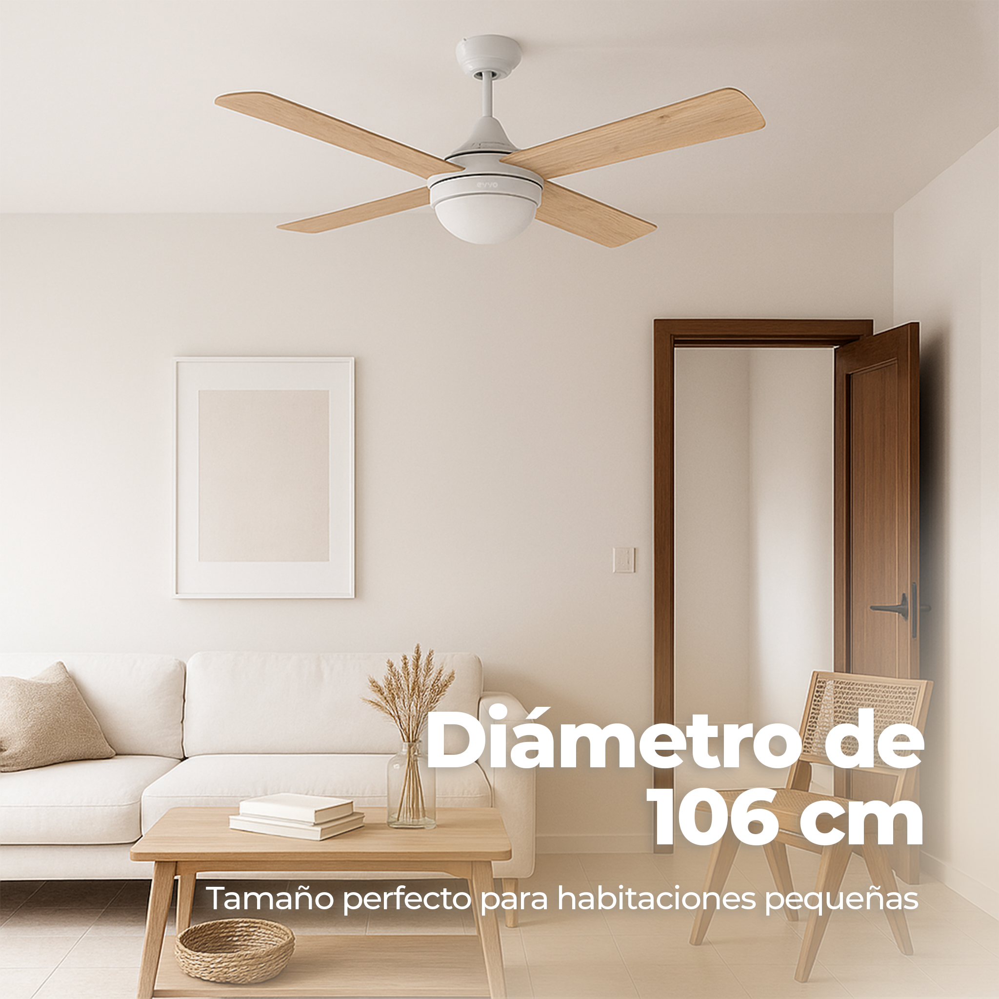 Ventilador de techo con aspas de madera y cuerpo blanco. En una habitación con paredes y muebles blancos.
