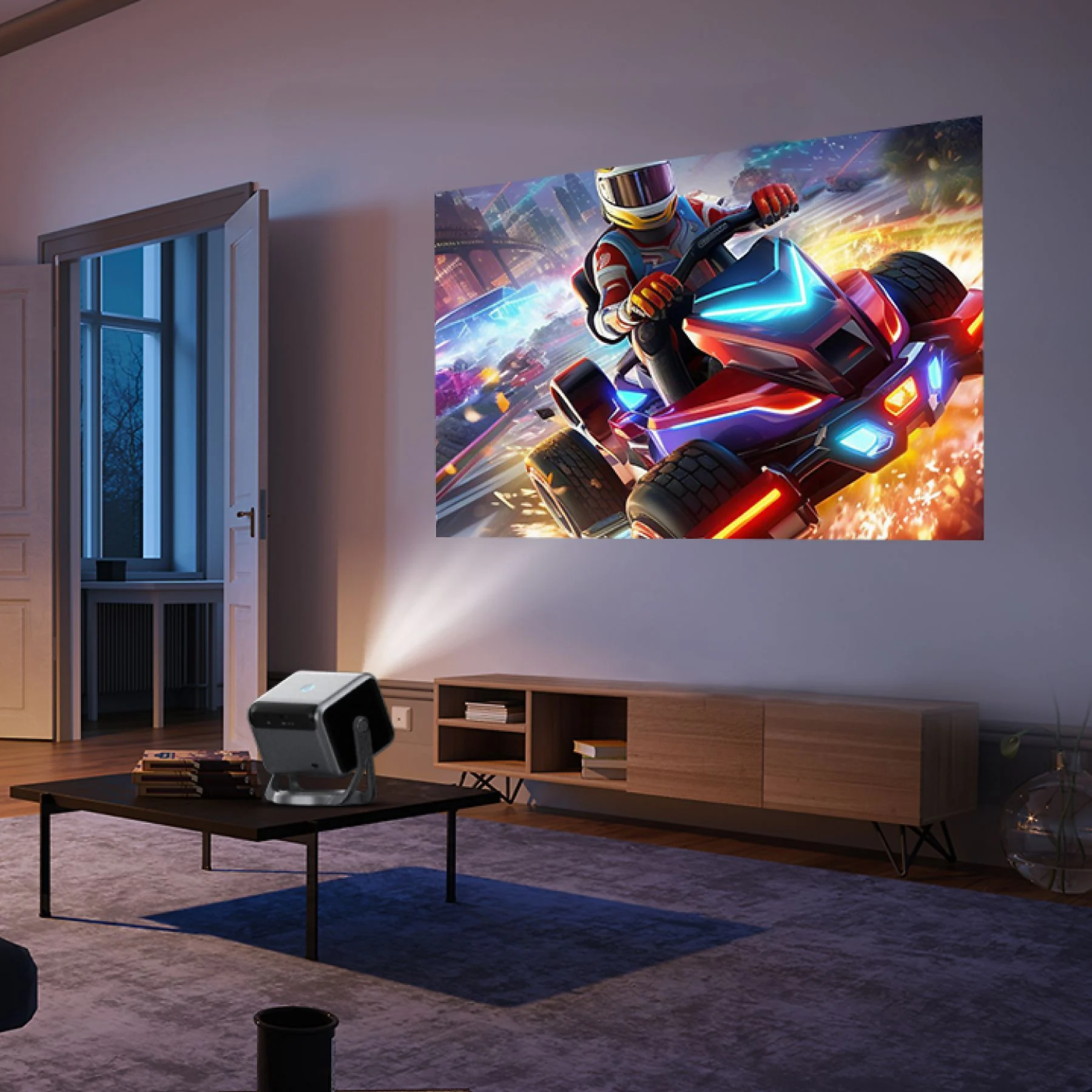 Ein Projektor, der ein Bild eines Rennwagens an die Wand projiziert. Der Projektor steht auf einem Tisch.