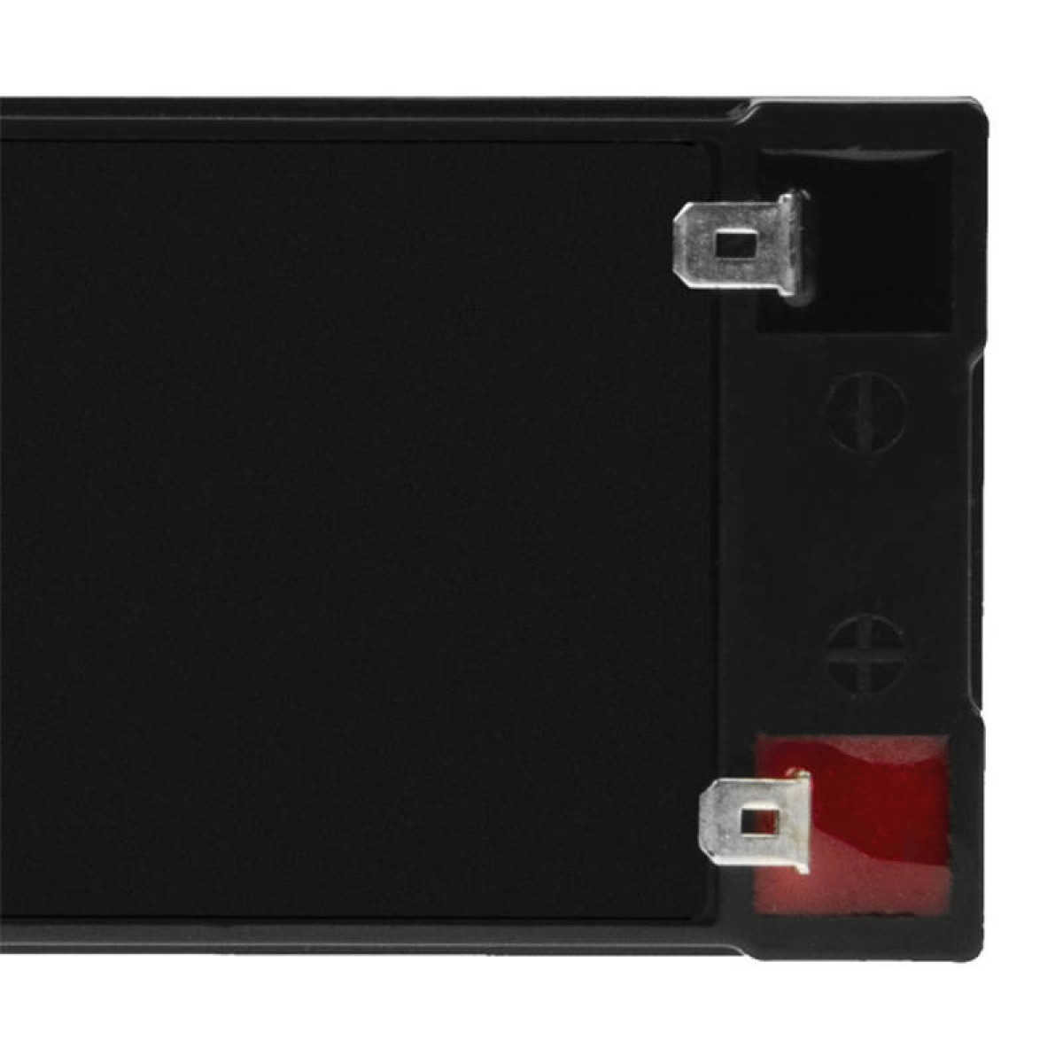 Primer plano de una batería negra. La parte superior tiene un terminal rojo y dos conectores.