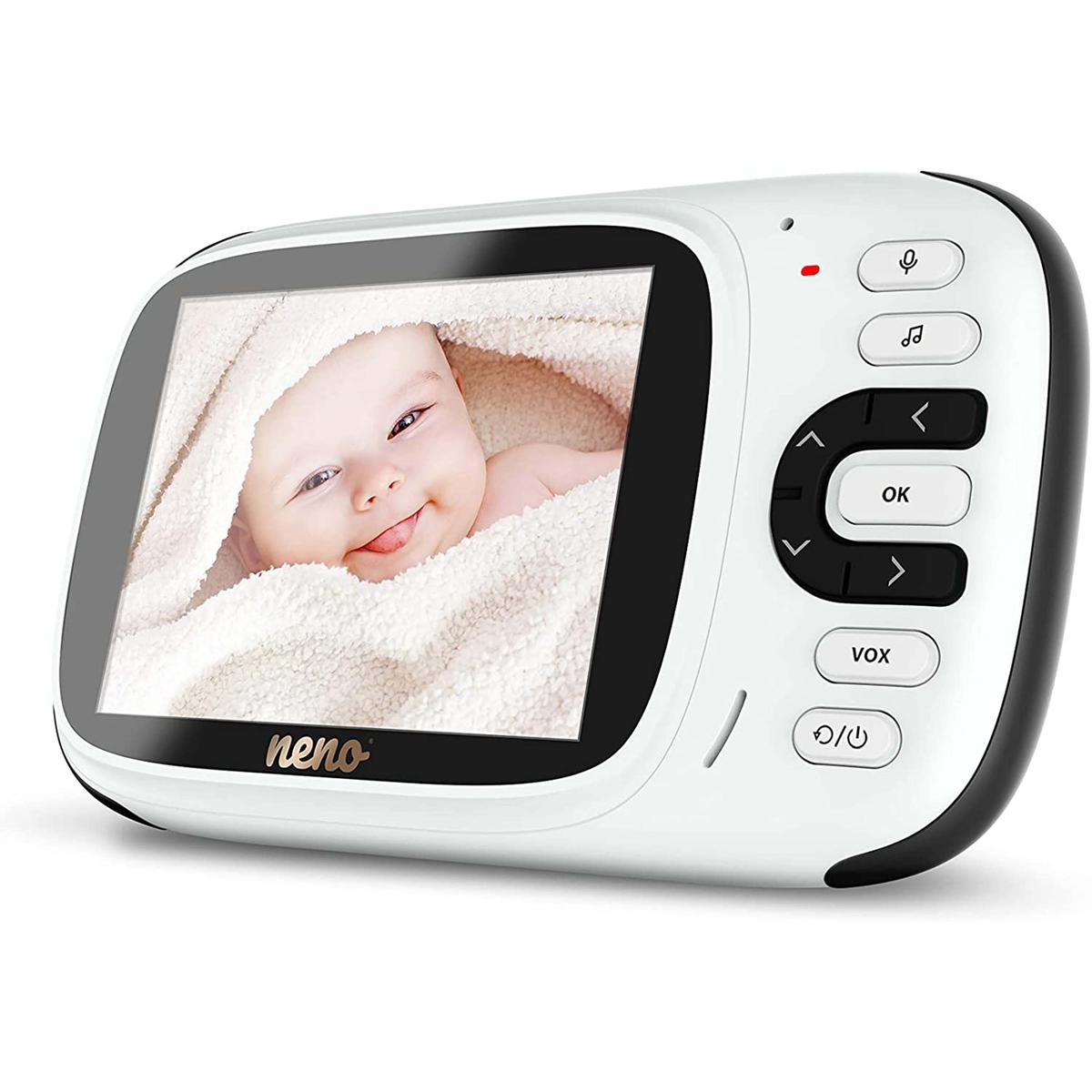 Un monitor para bebés que muestra a un bebé envuelto en una manta. Marco blanco con botones de control a la derecha.