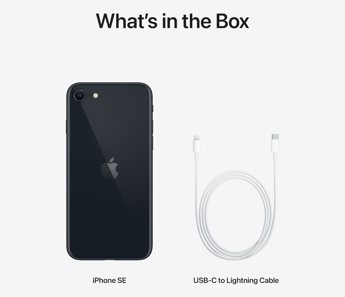 Un iPhone SE nero e un cavo USB-C a Lightning bianco, entrambi su una superficie bianca.