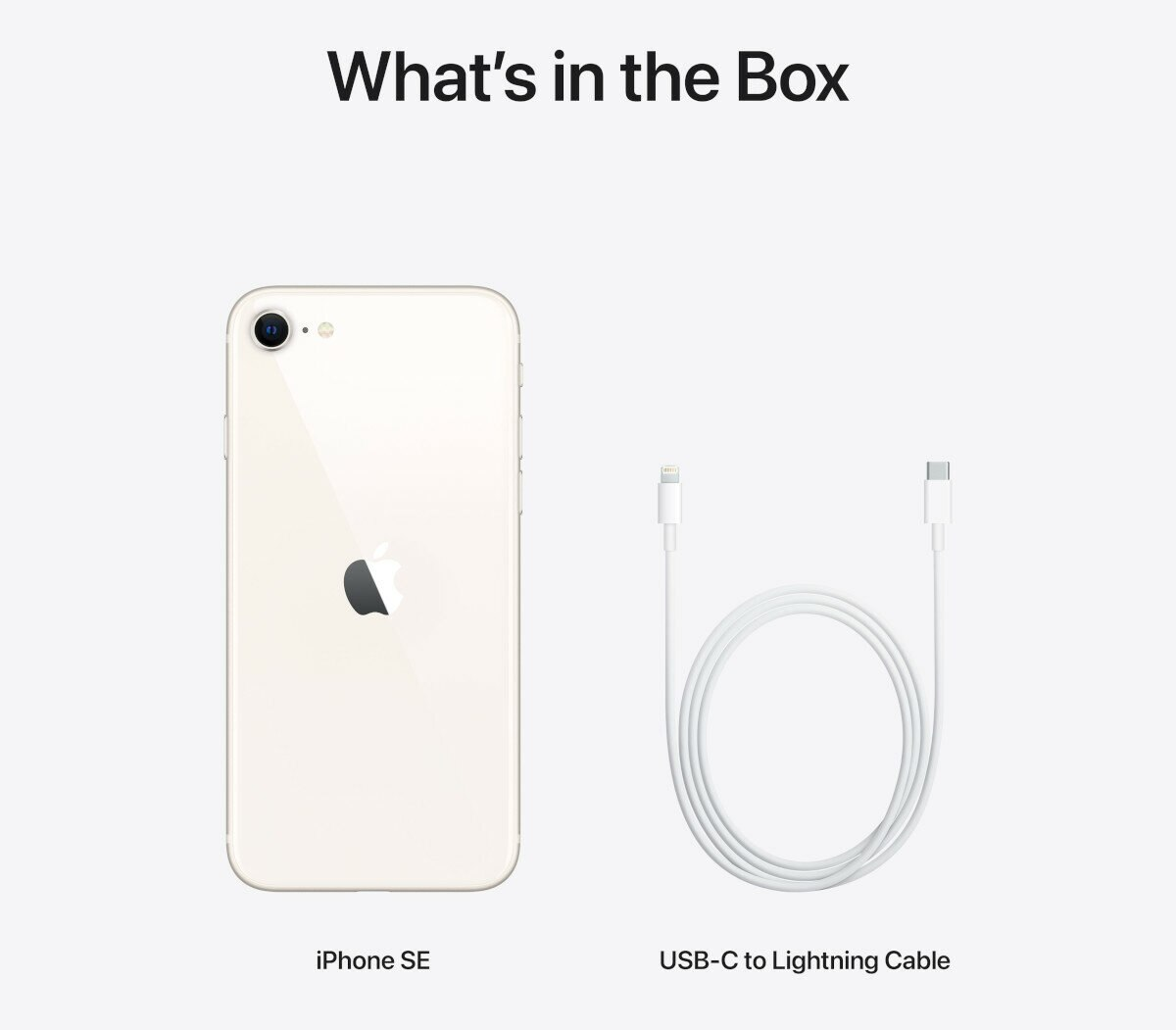 Weißes iPhone SE und ein weißes USB-C-auf-Lightning-Kabel auf weißem Hintergrund.