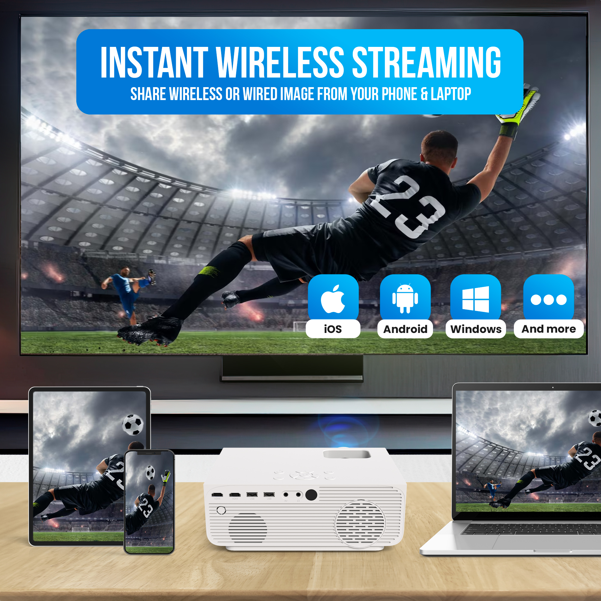 Un projecteur affiche un match de football. Des appareils comme des téléphones et des ordinateurs portables sont connectés. Le texte mentionne iOS, Android et Windows.