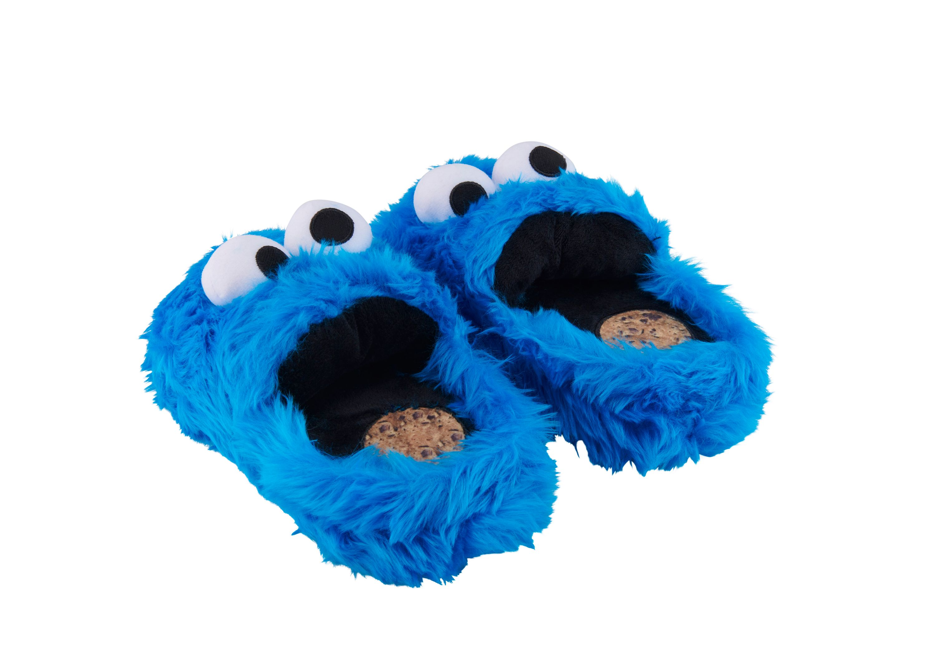 Paar Cookie Monster-Hausschuhe mit Keksen. Weißer Hintergrund.