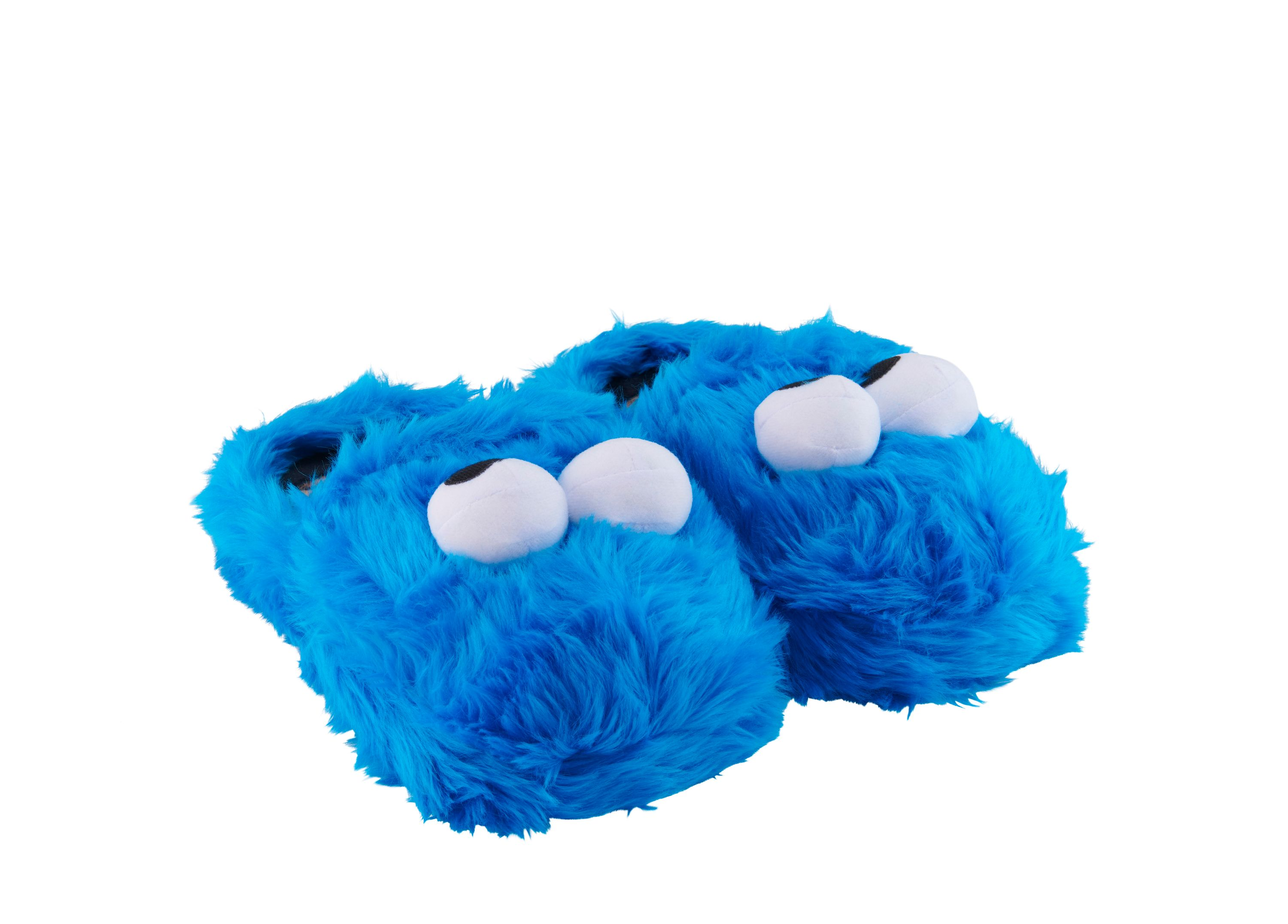 Blaue Krümelmonster-Hausschuhe mit weißen Augen und flauschiger Textur, isoliert auf weißem Hintergrund.