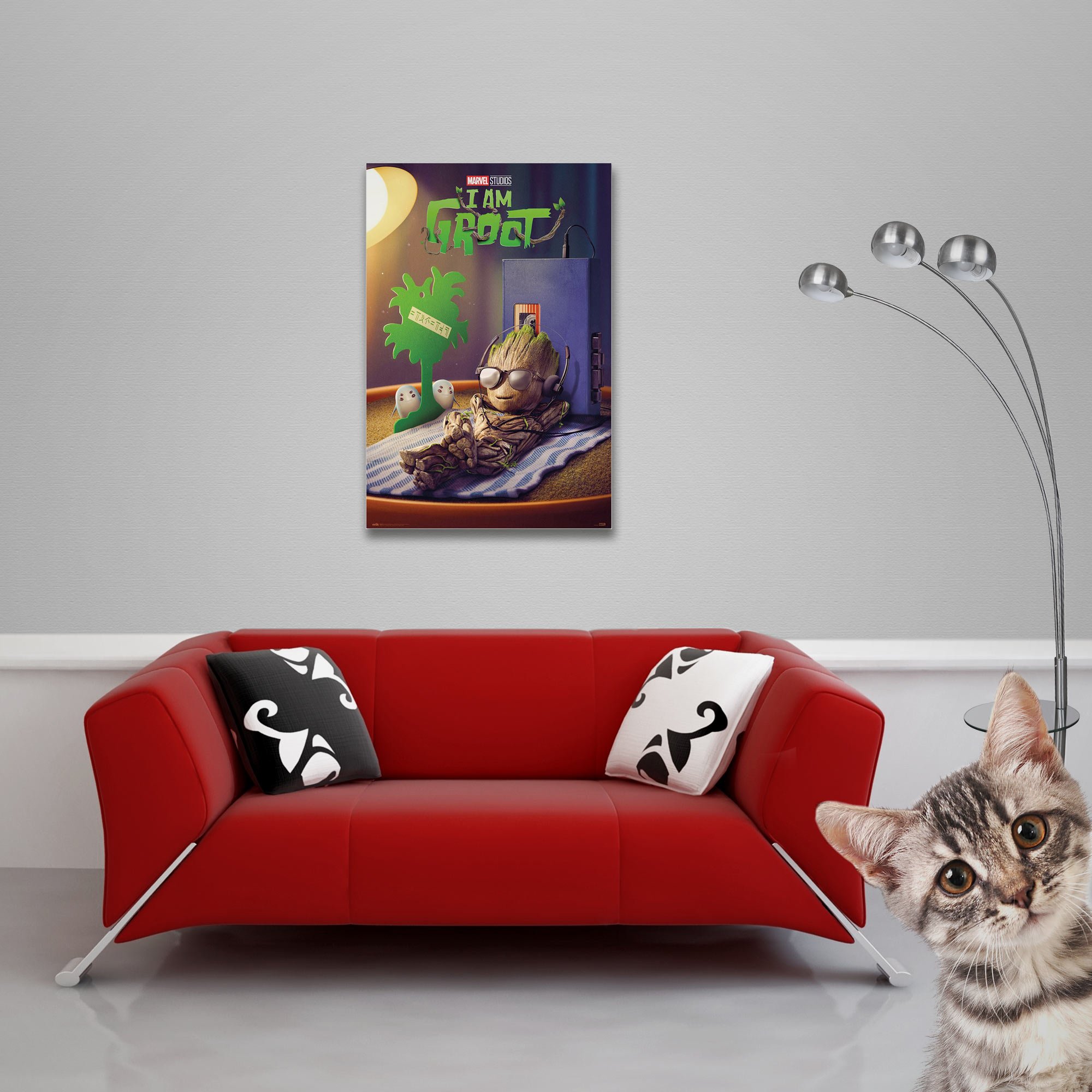 I Am Groot Poster an der Wand, mit rotem Sofa, Katze und Lampe im Raum.