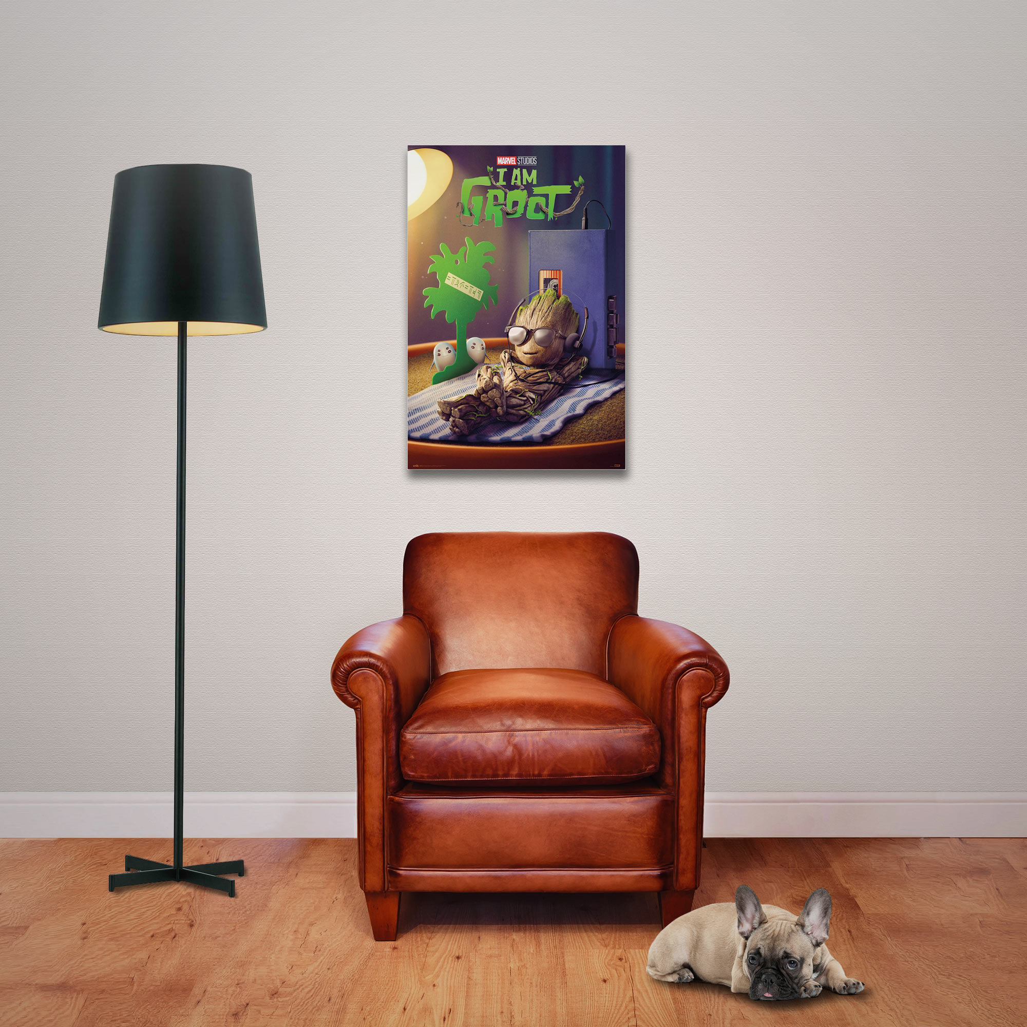 Ein Raum mit einem Poster, einer Lampe, einem Stuhl und einem Hund.