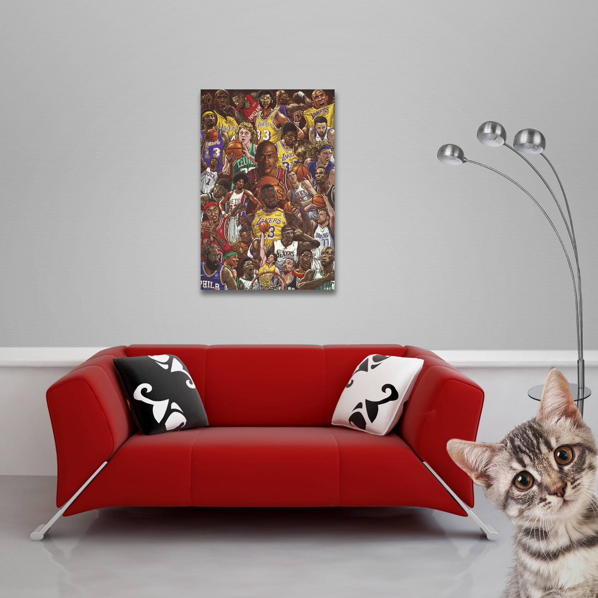 Zimmer mit rotem Sofa, Poster von Basketballspielern und Katze.