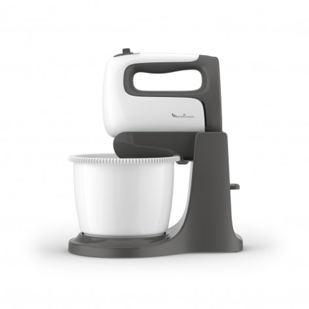 Ein weißer und grauer Handmixer mit einer Schüssel auf weißem Hintergrund. Der Mixer steht.