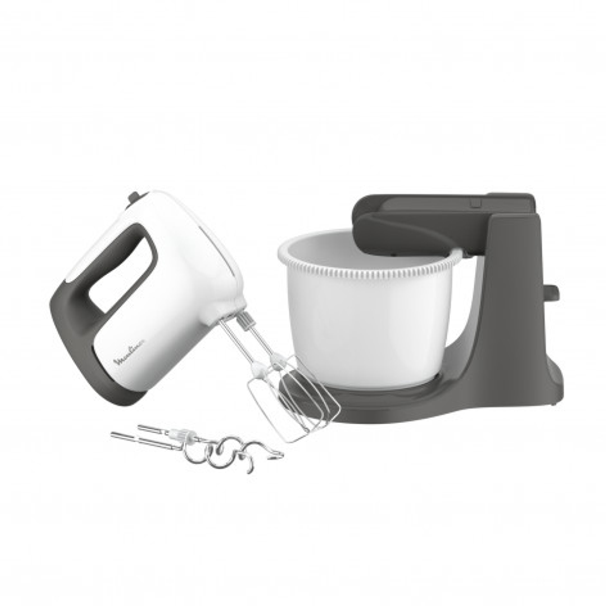 Ein Handmixer mit Aufsätzen und einer Schüssel, alles auf weißer Oberfläche. Der Mixer ist geneigt.