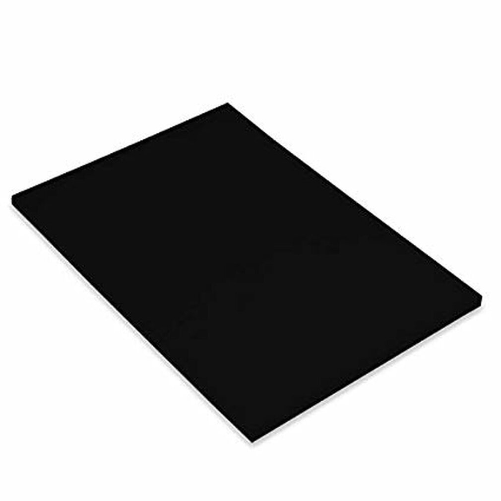 Ein schwarzes Rechteck auf weißem Hintergrund. Es hat eine glatte, matte Oberfläche.