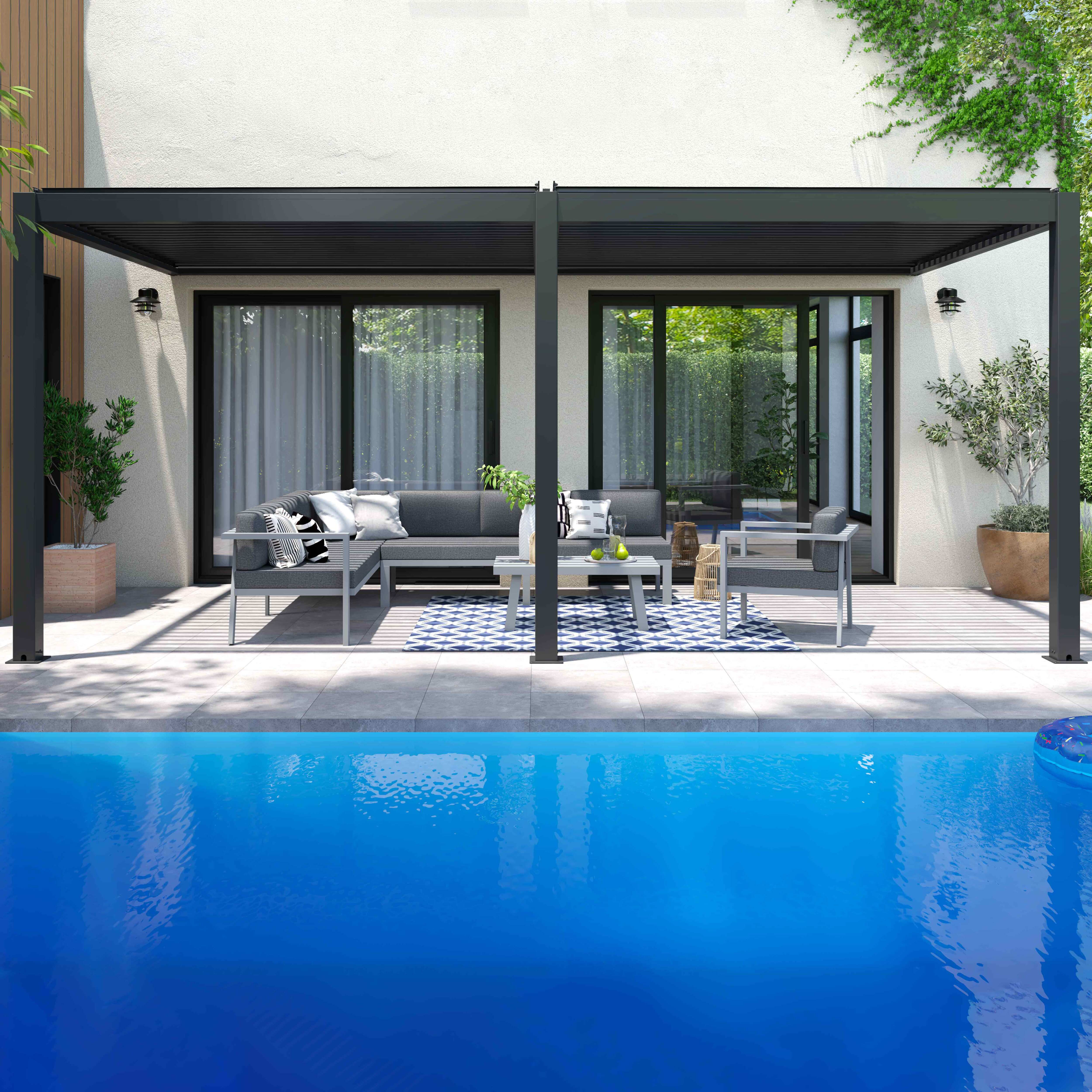 Moderner Außenbereich mit Pergola, Sitzgelegenheiten, Pool und weißem Haus.