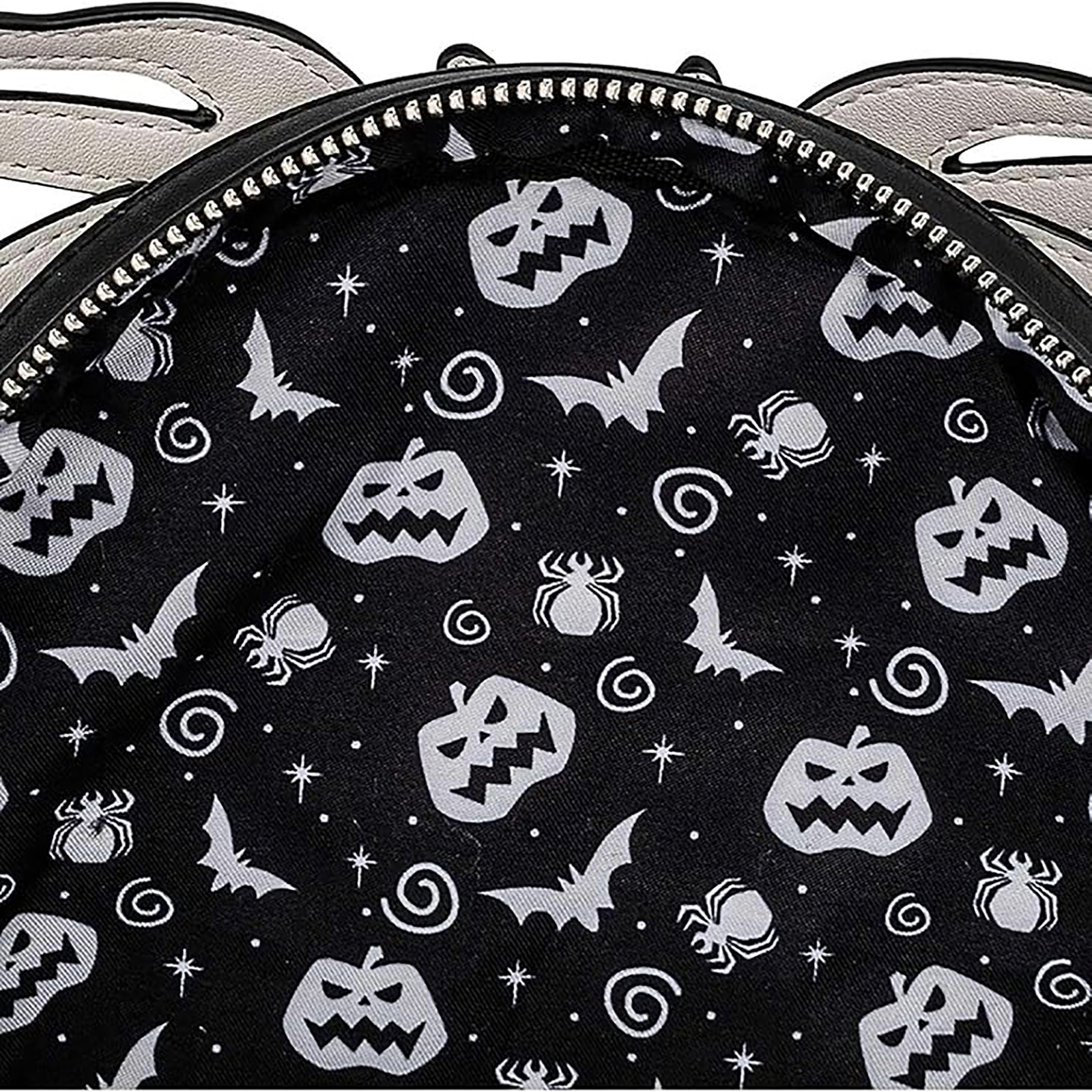 Das Innere eines Rucksacks mit Halloween-Muster. Kürbisse, Fledermäuse und Spinnen.