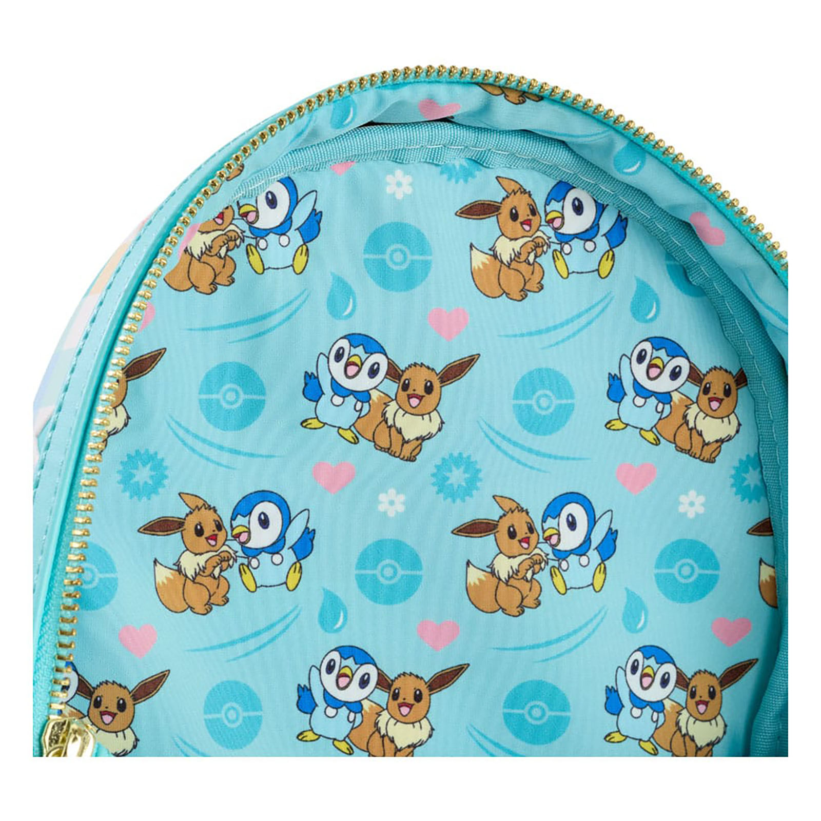 Nahaufnahme eines Rucksacks mit Muster von Plinfa und Evoli Pokémon-Charakteren auf blauem Hintergrund.