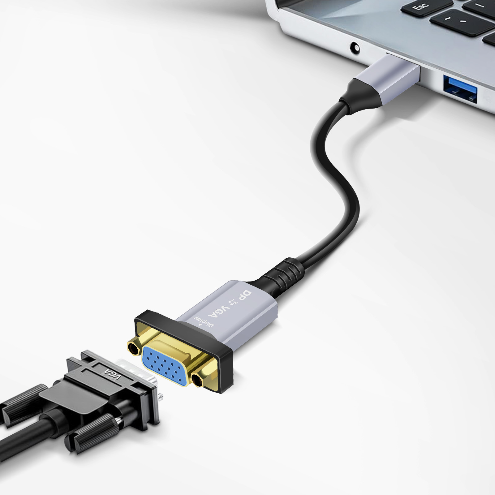 Adattatore cavo VGA a DisplayPort collegato a laptop e porta VGA, vista ravvicinata.