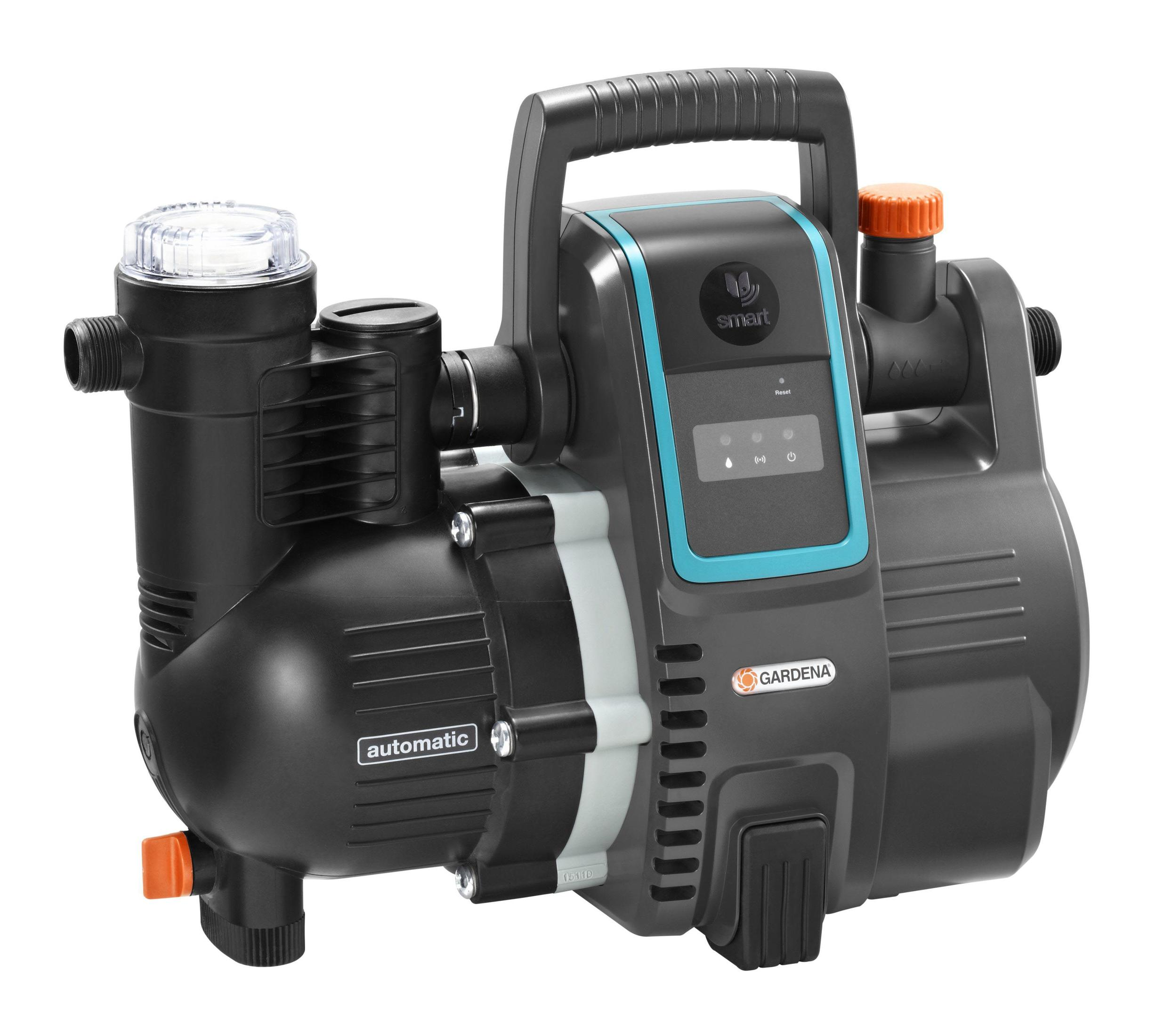 Eine schwarz-blaue Wasserpumpe mit orangefarbenen Akzenten. Sie befindet sich auf weißem Hintergrund.