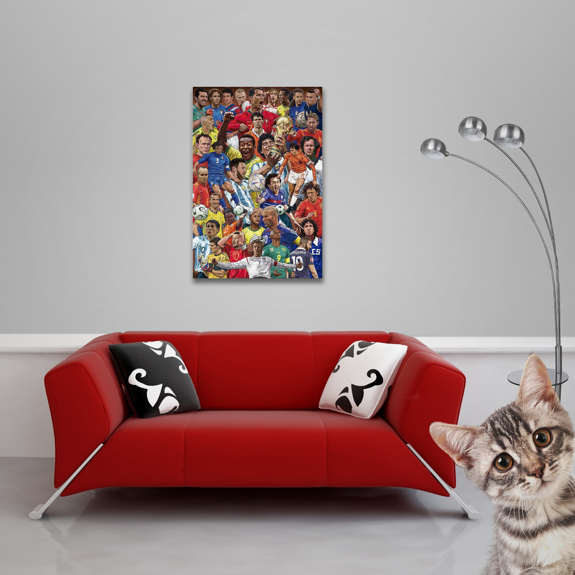 Eine Collage von Fußballspielern an einer Wand, über einem roten Sofa, mit einer Katze und einer Lampe.