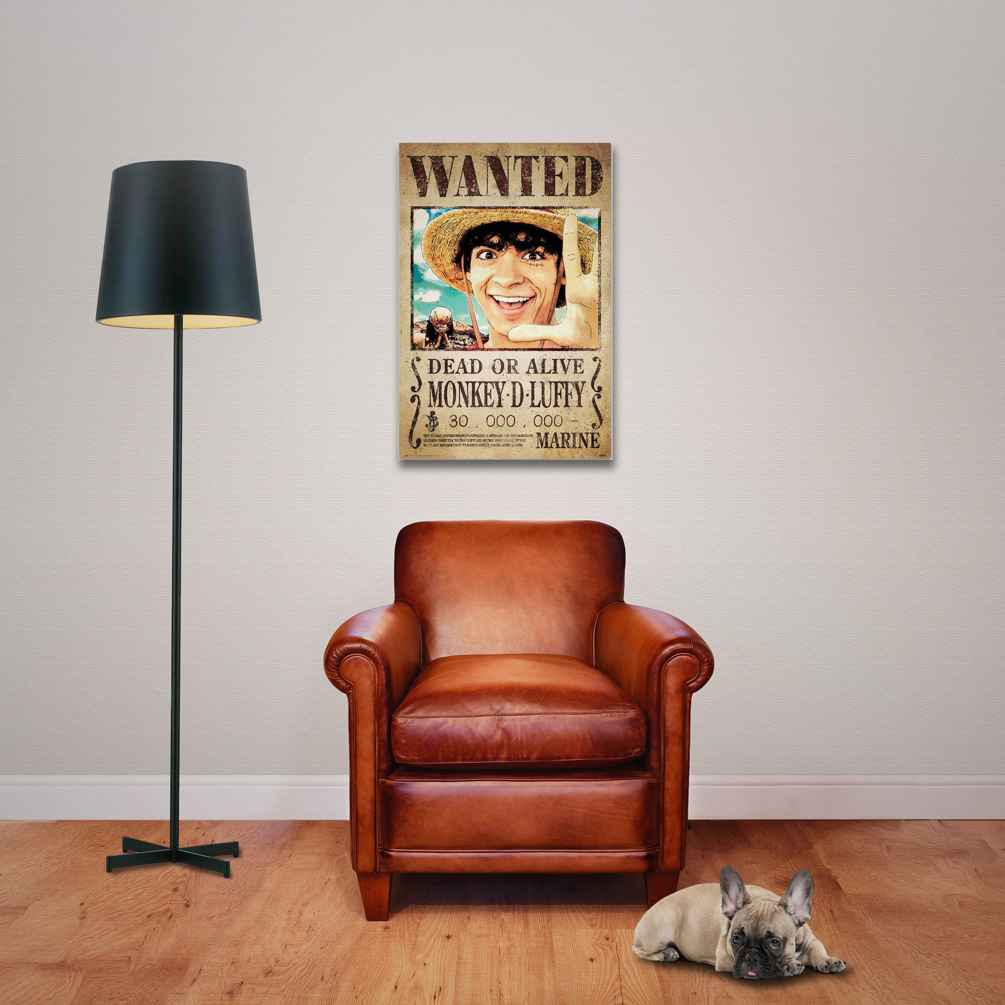 Ein gerahmtes Wanted-Poster von Monkey D. Luffy an einer Wand, ein brauner Ledersessel, eine Lampe und ein Hund.