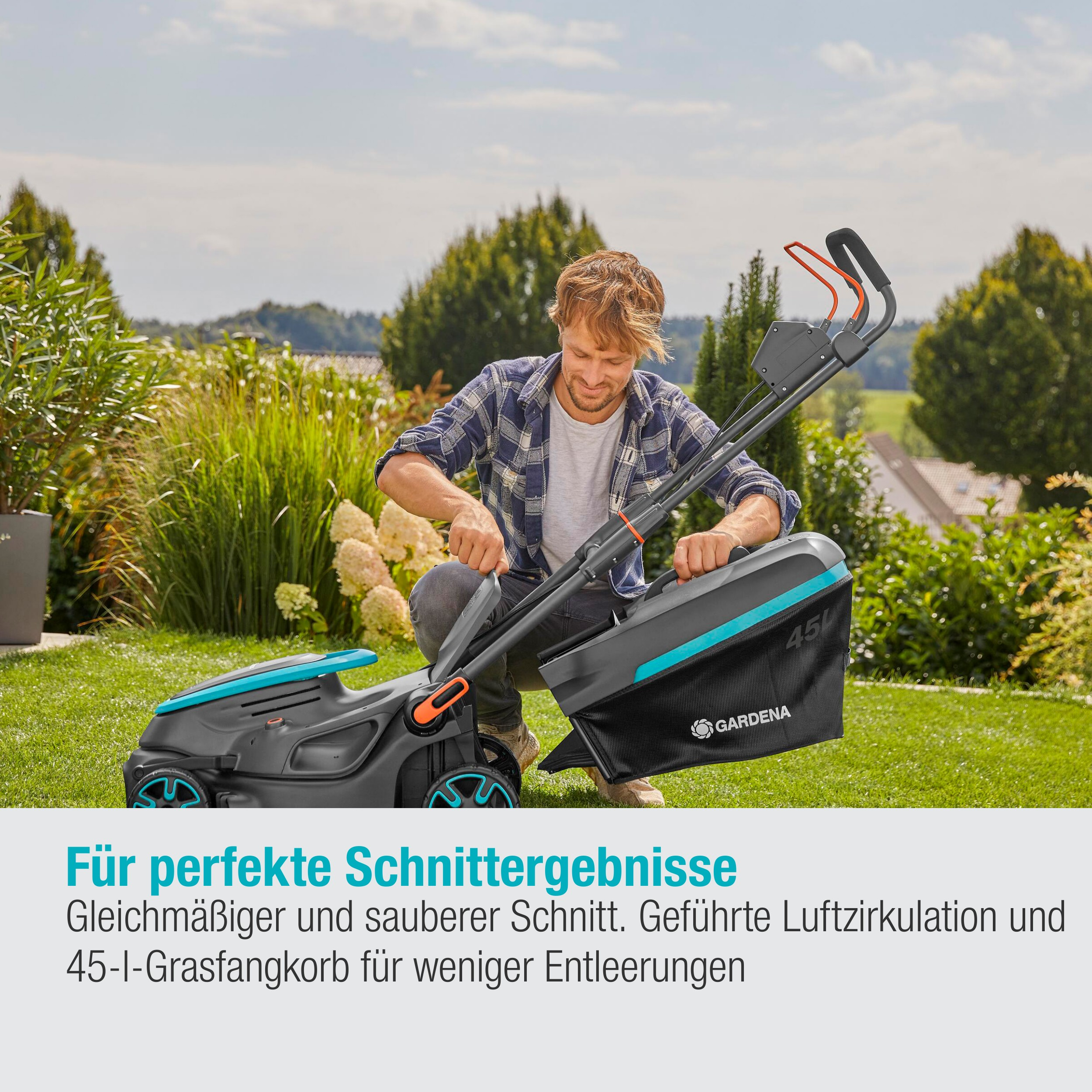 Ein Mann benutzt einen Rasenmäher, mit Grasfangkorb, in einem grünen Garten.