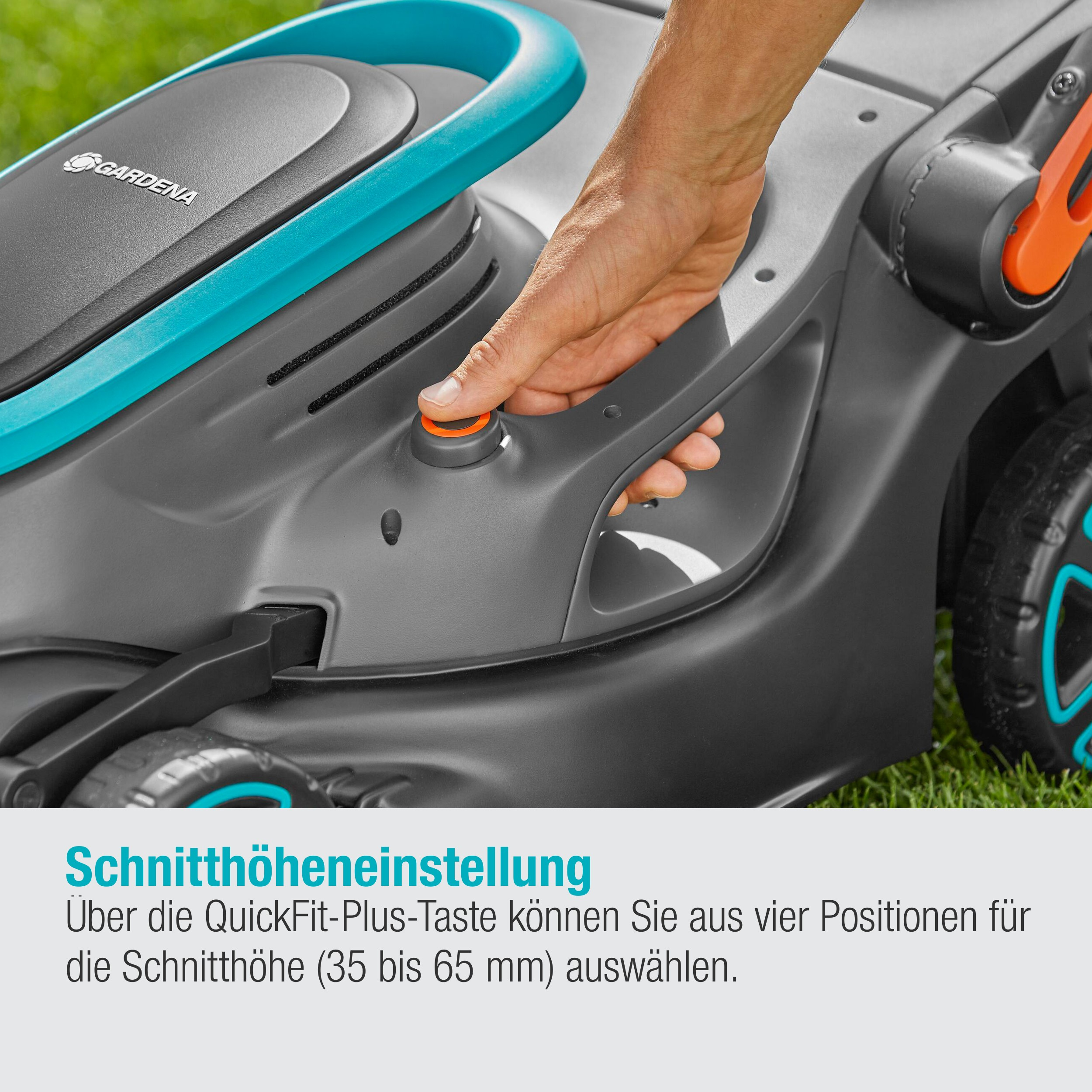 Eine Hand drückt einen Knopf auf einem grauen und türkisfarbenen Rasenmäher, der auf einem grünen Rasen steht.