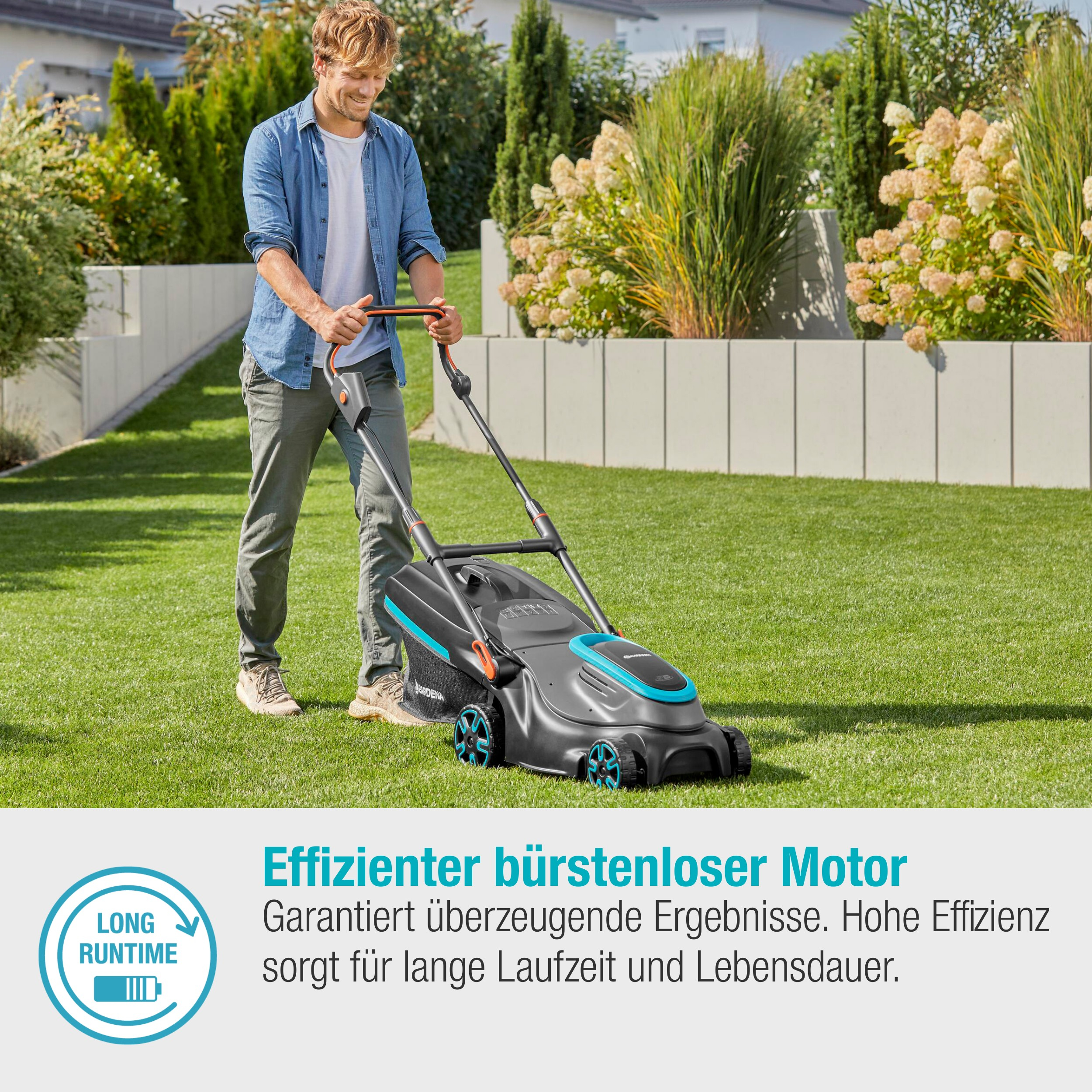 Ein Mann mäht einen grünen Rasen mit einem schwarz-türkisfarbenen Rasenmäher.