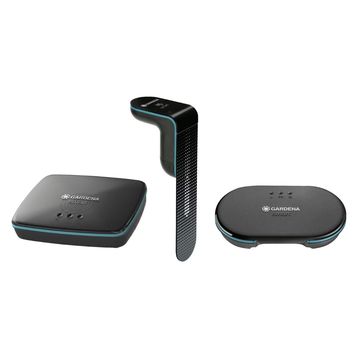 Drei schwarze und blaue GARDENA Smart System Geräte. Eine quadratische Basisstation und zwei Sensormodule.