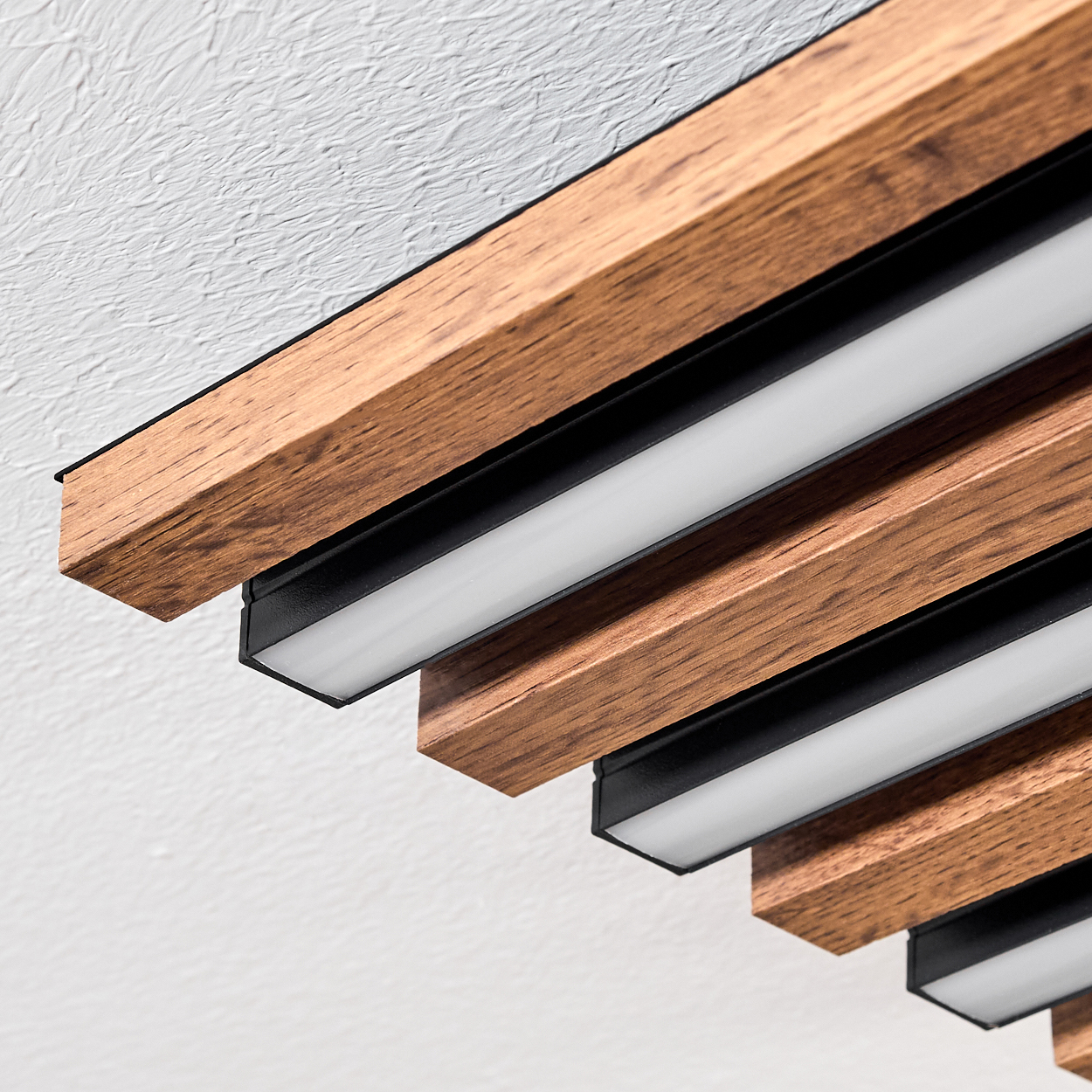 Nahaufnahme von Holzplanken mit schwarzen Akzenten und weißer Beleuchtung. Weißer Hintergrund.
