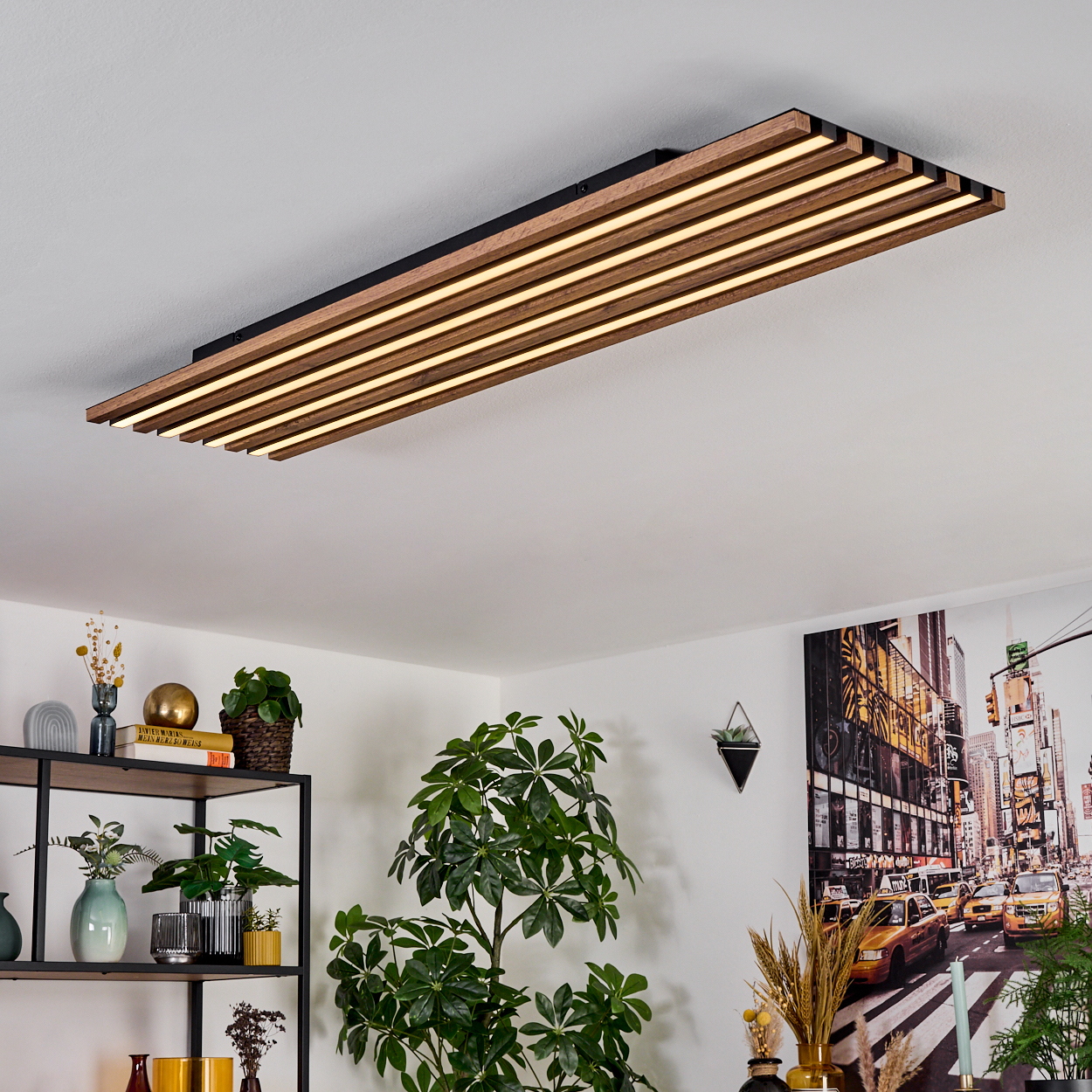 Rechteckige Deckenleuchte mit Holzbalken und weißem Licht. Innenraum mit Pflanzen und Stadtbild.