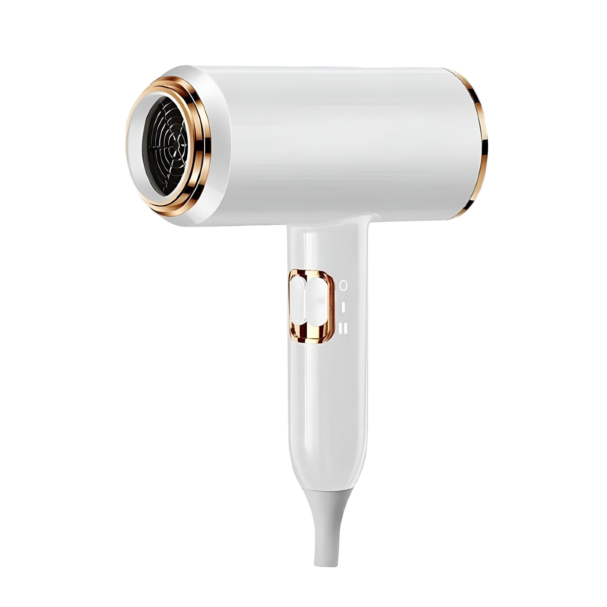 Weißer Haartrockner mit goldenen Akzenten, isoliert auf weißem Hintergrund.