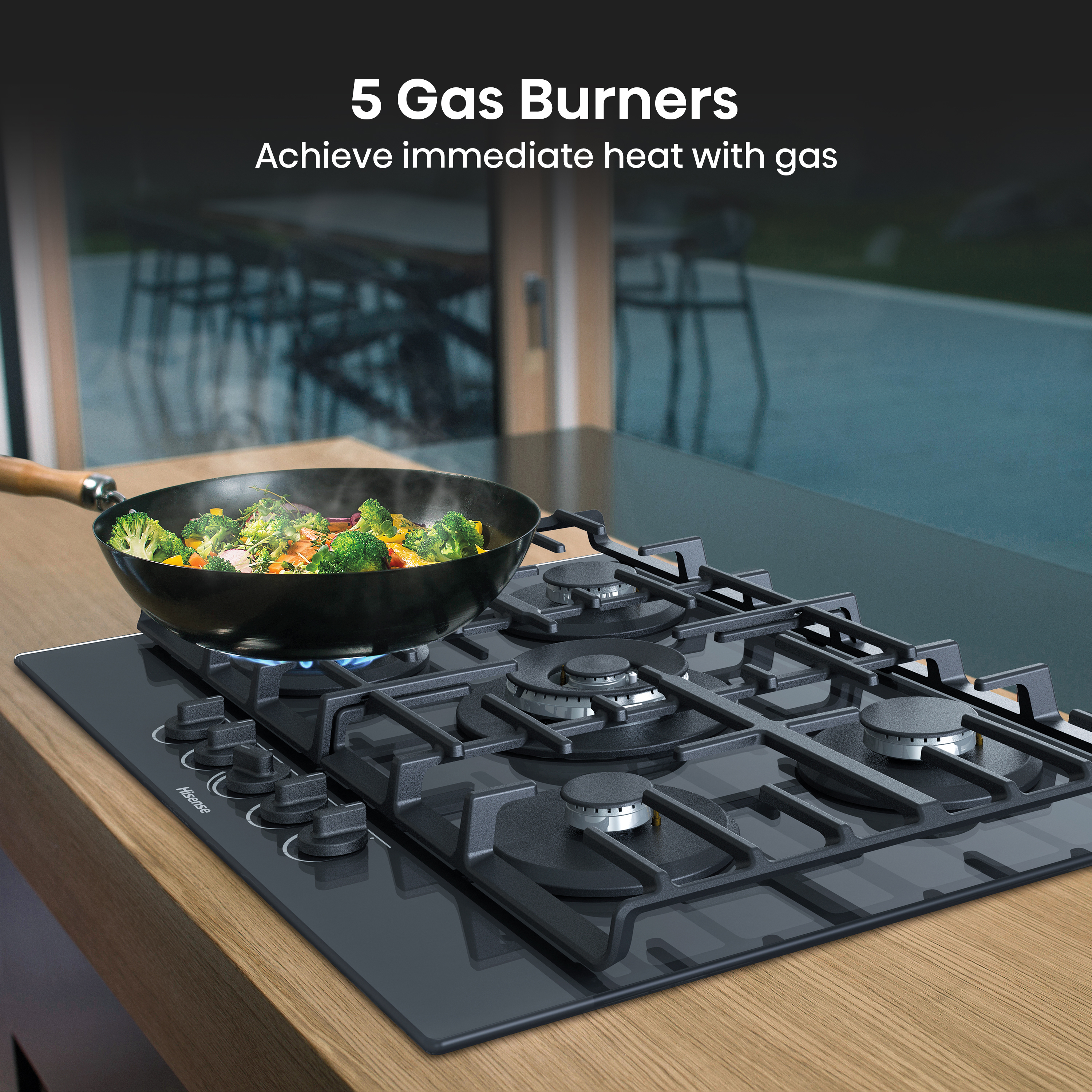 Encimera de gas negra con wok. Comida cocinándose en la sartén. Vista de la encimera y la cocina.
