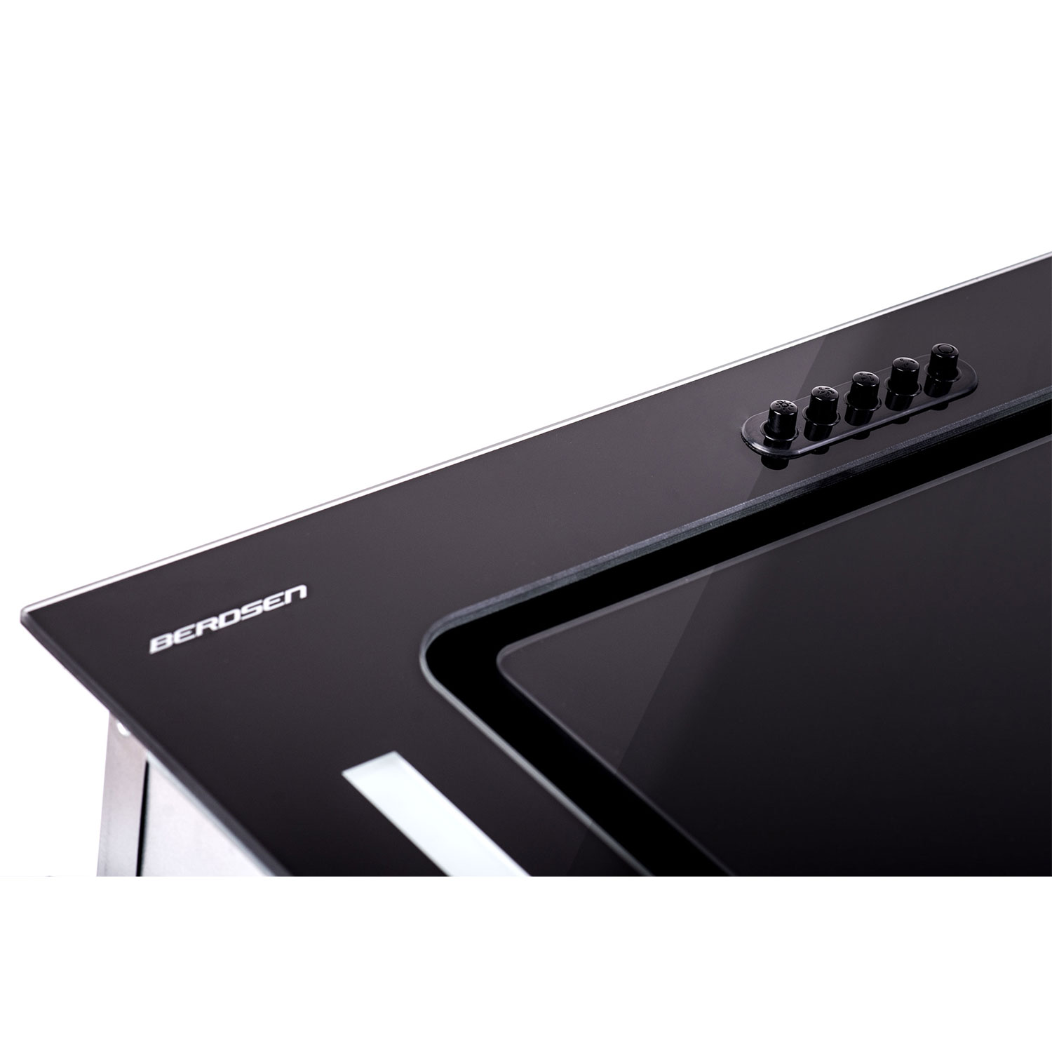 Zbliżenie czarnego okapu kuchennego Berosen z logo Berosen i panelem sterowania.