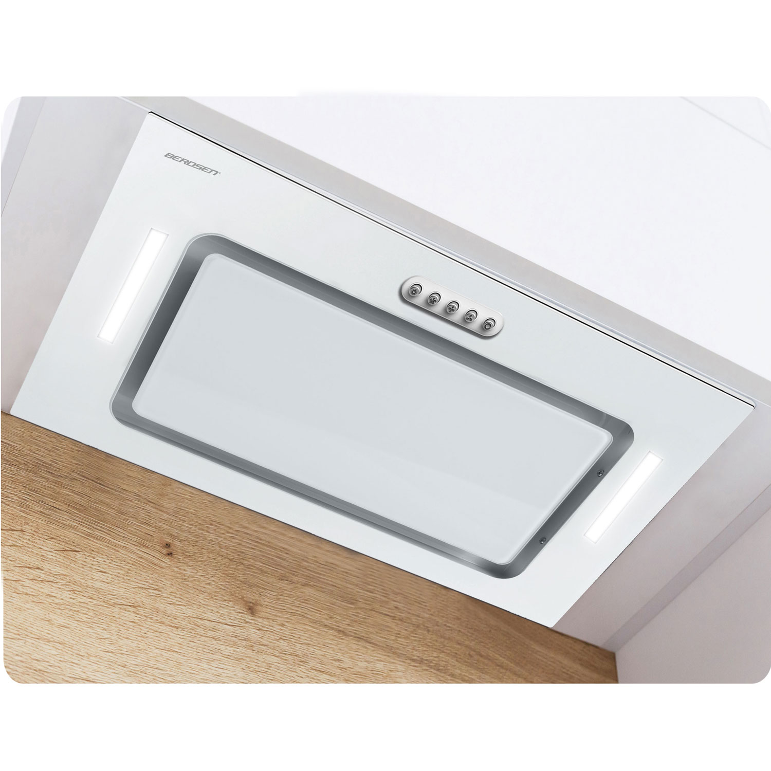 Biały okap kuchenny Berosen jest zainstalowany w białej kuchni. Ma światła i panel sterowania.
