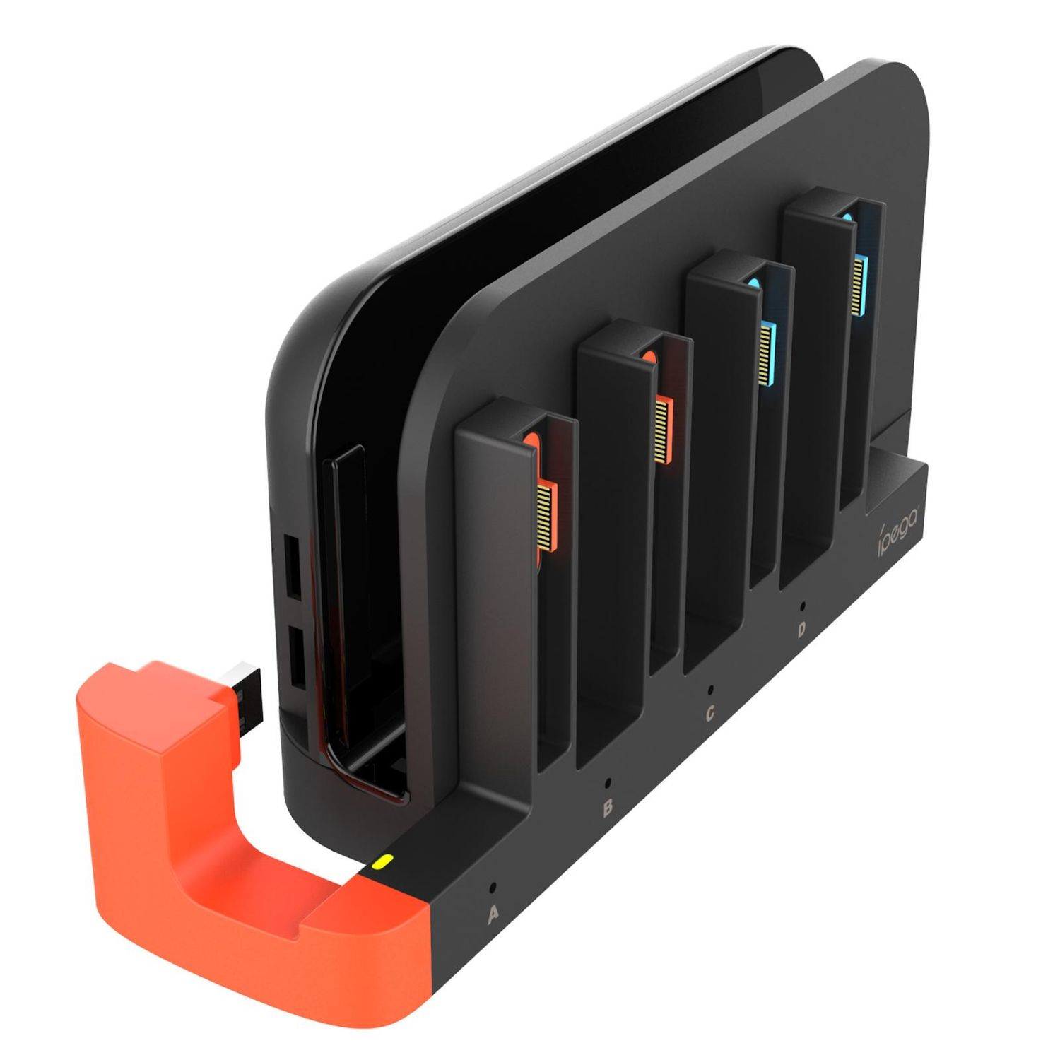 Eine schwarze Ladestation mit Schlitzen, die mit A-D beschriftet sind, und einem orangefarbenen USB-Anschluss.