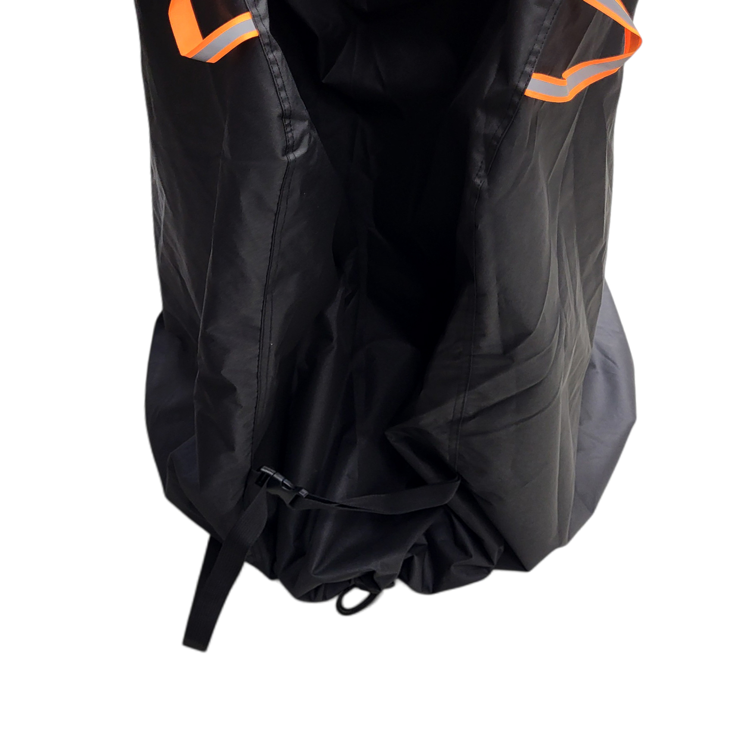 Eine schwarze Regenhülle für ein Motorrad mit reflektierenden, orangefarbenen Streifen.