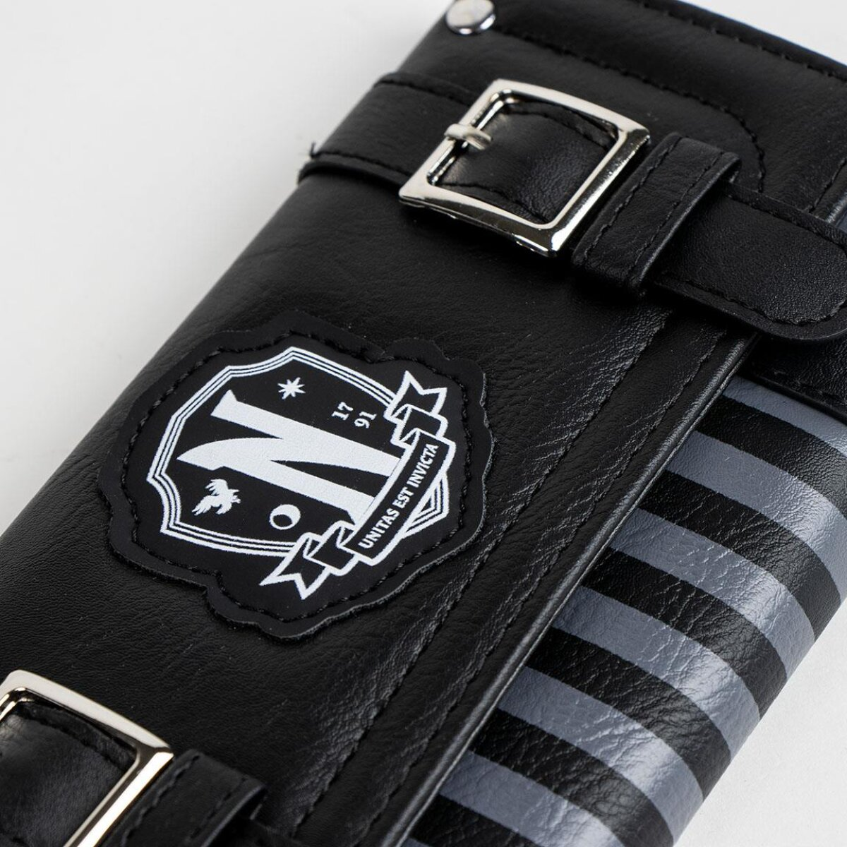 Nahaufnahme einer schwarzen Brieftasche mit einem Logo, auf dem UNITAS EST INVICTA steht.