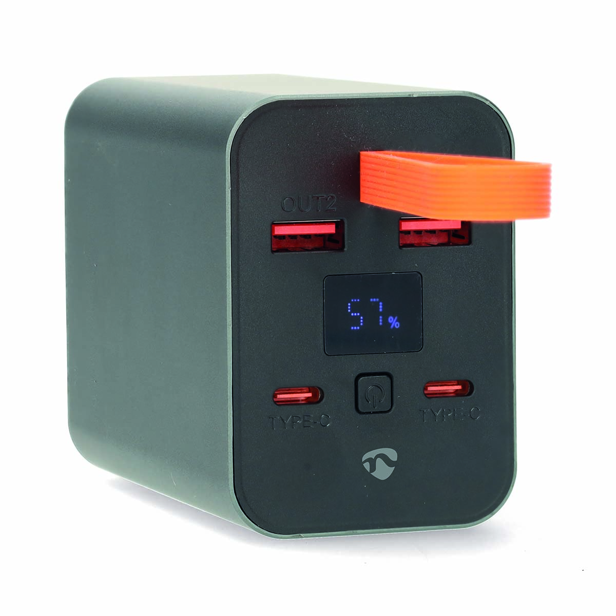 Un power bank grigio e nero con dettagli arancioni e un display che mostra il 57%.