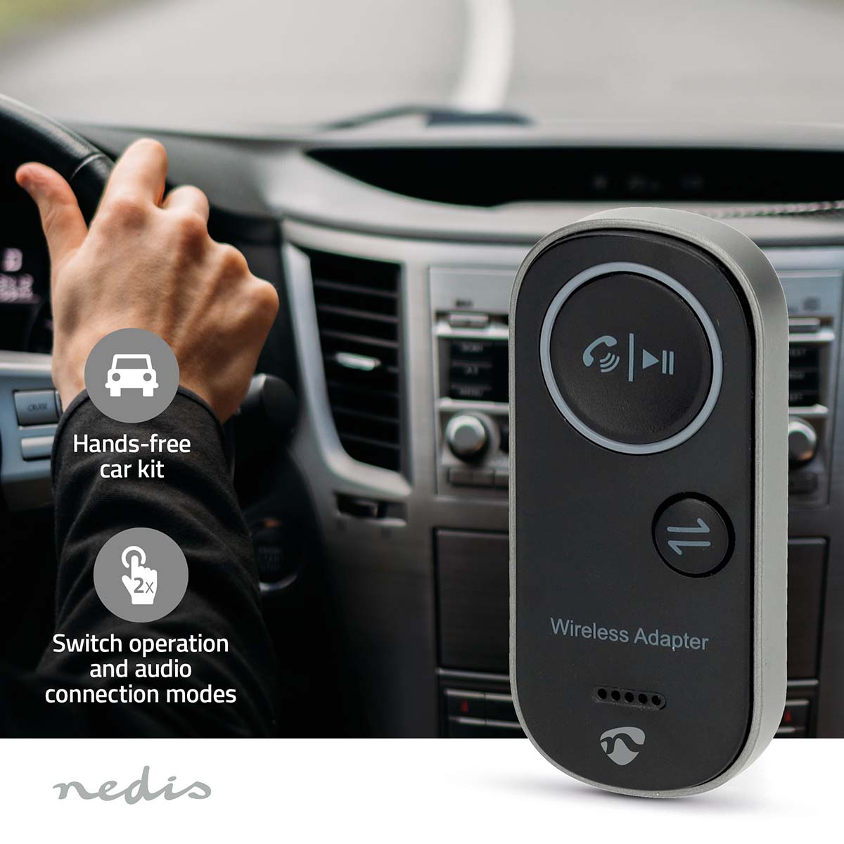 Ein Funkadapter in einem Auto. Eine Hand greift nach dem Adapter. Der Innenraum des Autos ist im Hintergrund.