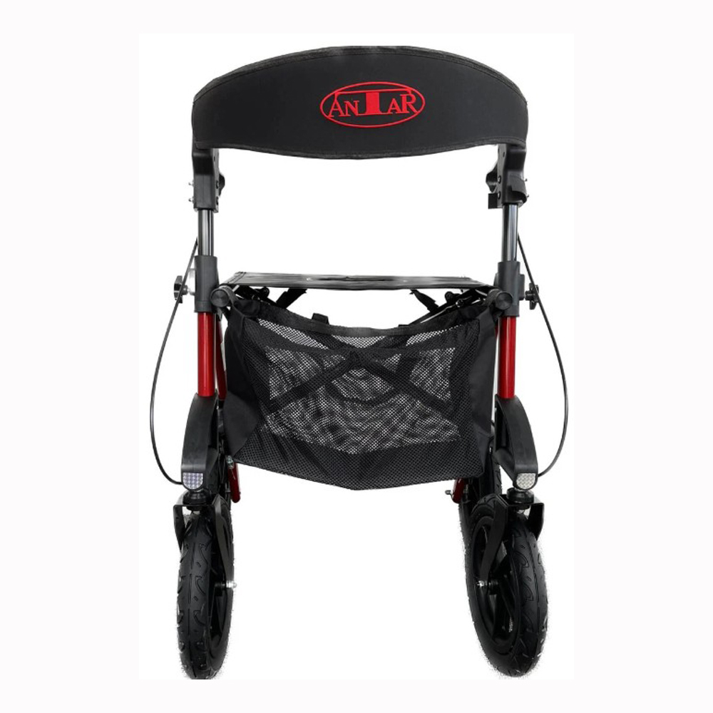 Ein rot-schwarzer Rollator, von vorne gesehen. Er hat einen schwarzen Sitz und einen Korb.