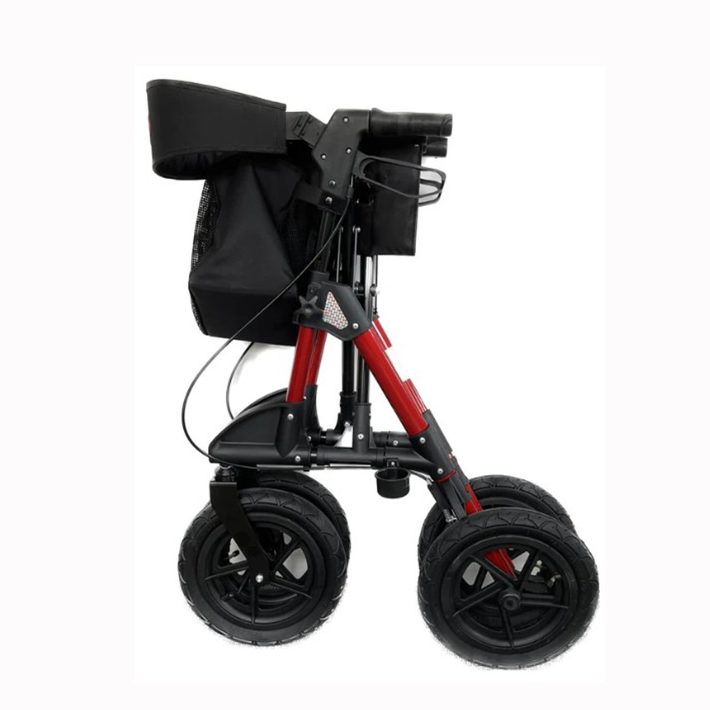 Ein rot-schwarzer Rollator, von der Seite gezeigt. Er hat vier Räder und einen schwarzen Korb.