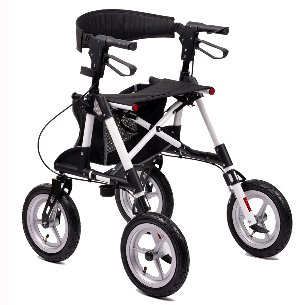 Ein weiß-schwarzer Rollator, aus einer schrägen Frontansicht. Er hat vier Räder und einen schwarzen Sitz.