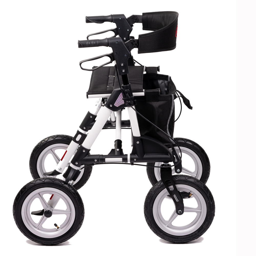 Ein weiß-schwarzer Rollator, von der Seite gezeigt. Er hat vier Räder, einen schwarzen Sitz und eine Rückenlehne.