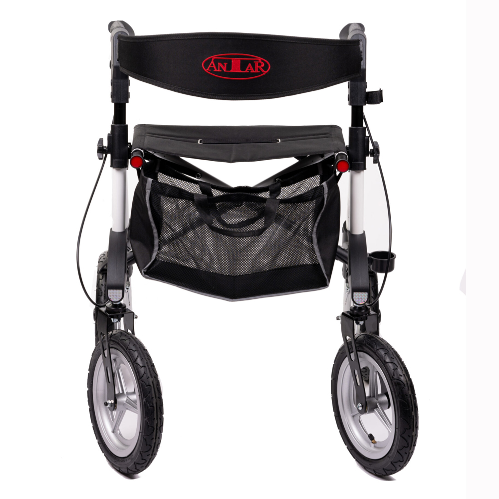 Ein schwarzer und silberner Rollator mit zwei Rädern. Der Rollator hat einen Sitz und eine schwarze Tasche.