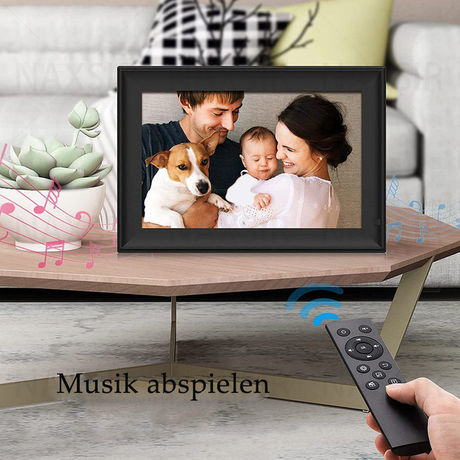 Ein digitaler Fotorahmen mit Familienfoto. Eine Fernbedienung wird gehalten. Text 'Musik abspielen' in der Nähe.