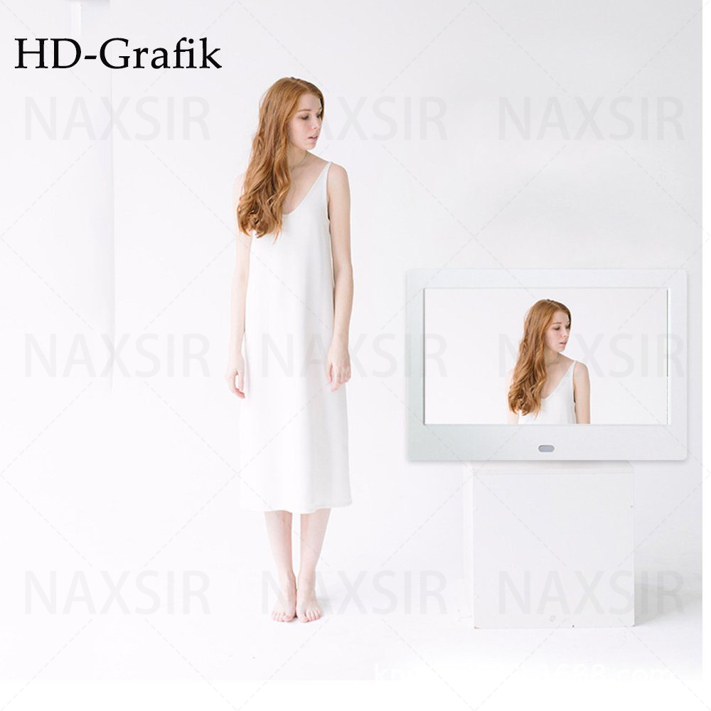 Eine Frau in weißem Kleid steht neben einem Spiegel, der ihr Bild reflektiert. Oben links steht 'HD-Grafik'.