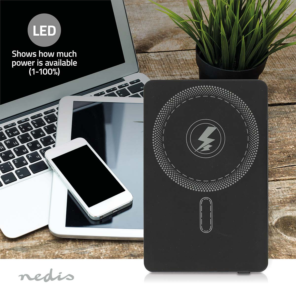 Caricabatterie wireless nero con telefono, tablet e laptop su una superficie in legno, indicatore LED.